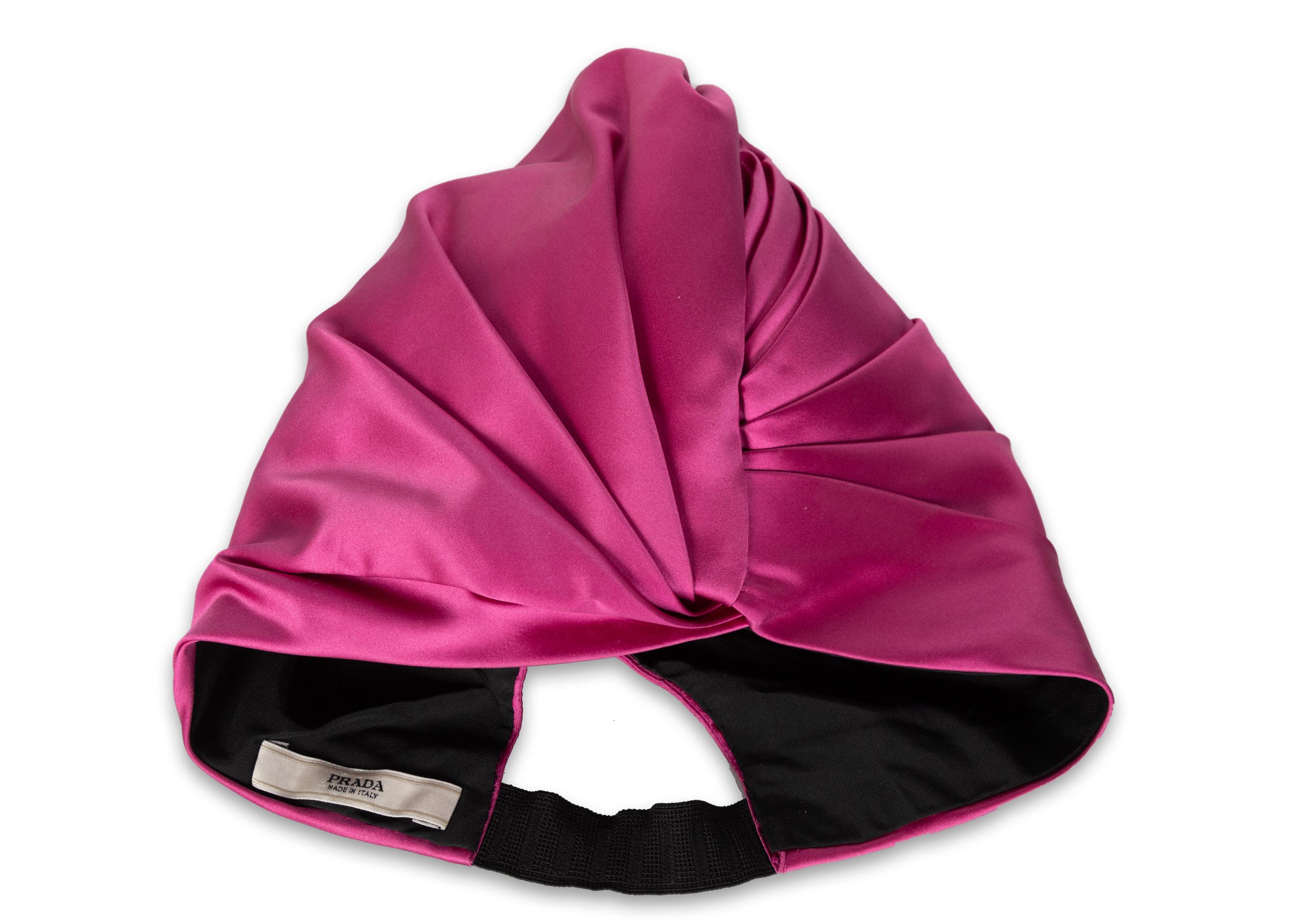 Sombrero turbante de raso de seda rosa de Prada Pasarela, 2007 en Excelente estado para la venta en Boca Raton, FL