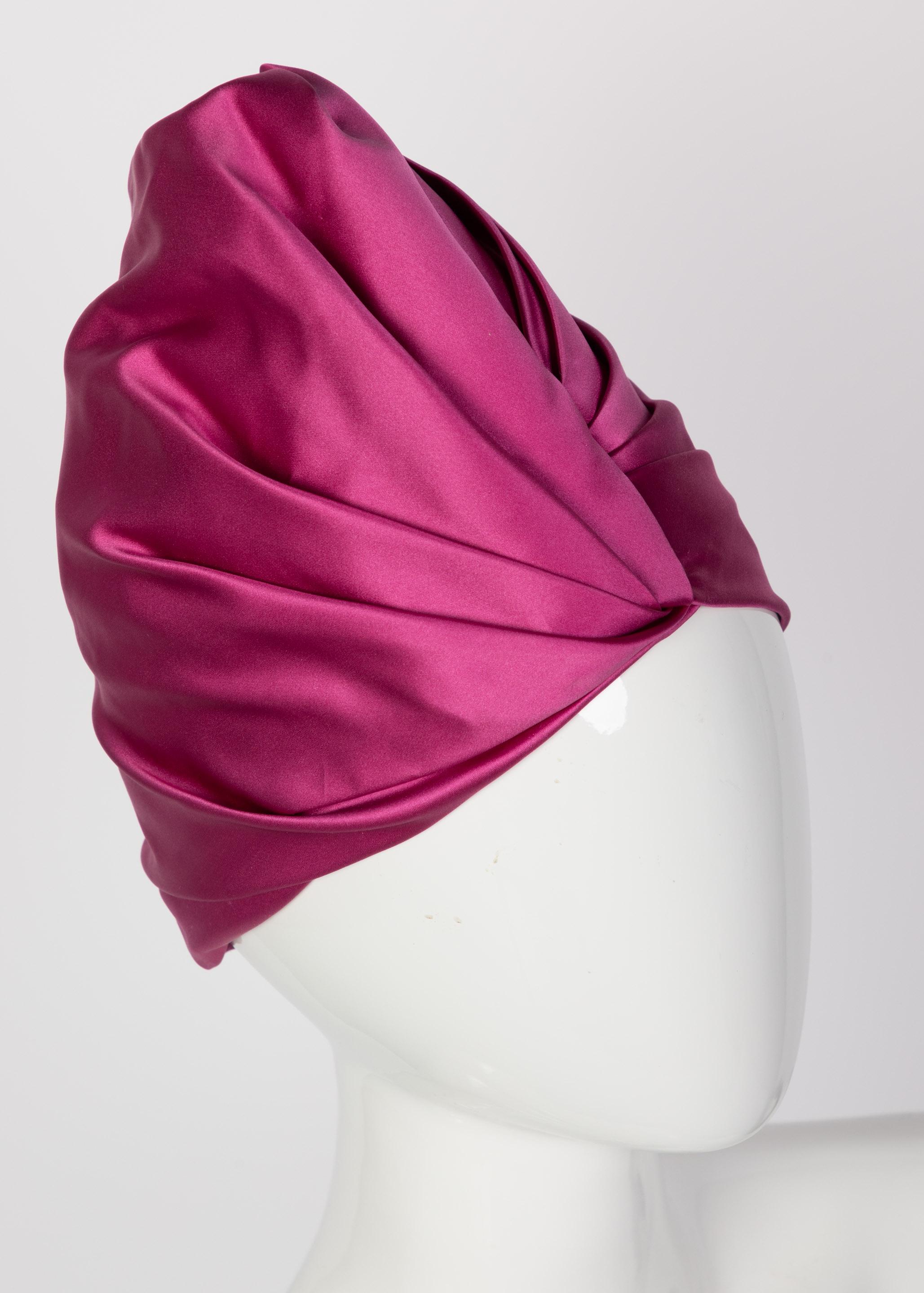 Prada - Chapeau turban en satin de soie rose, défilé 2007 Pour femmes en vente