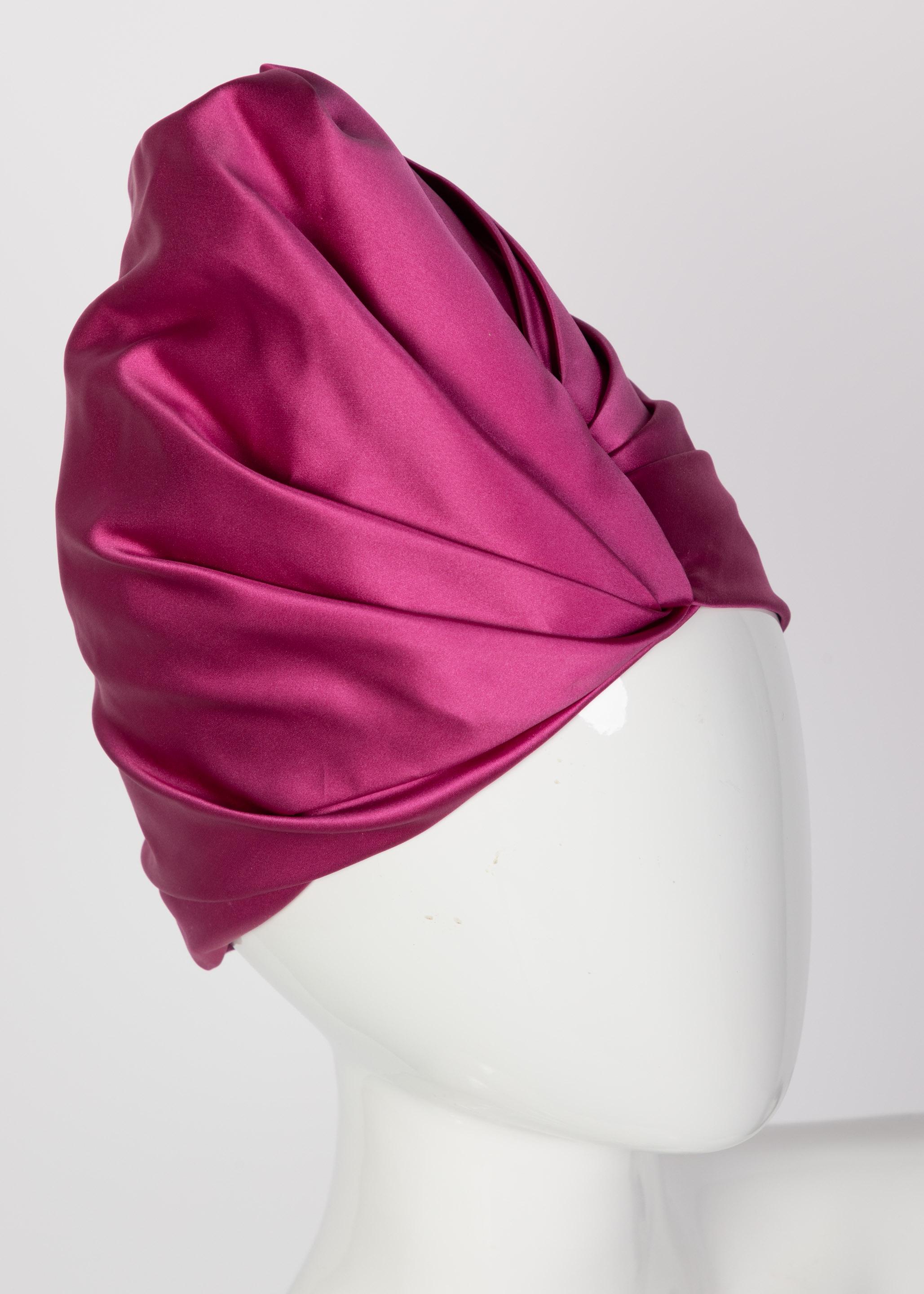 De las mujeres Sombrero turbante de raso de seda rosa de Prada Pasarela, 2007 en venta