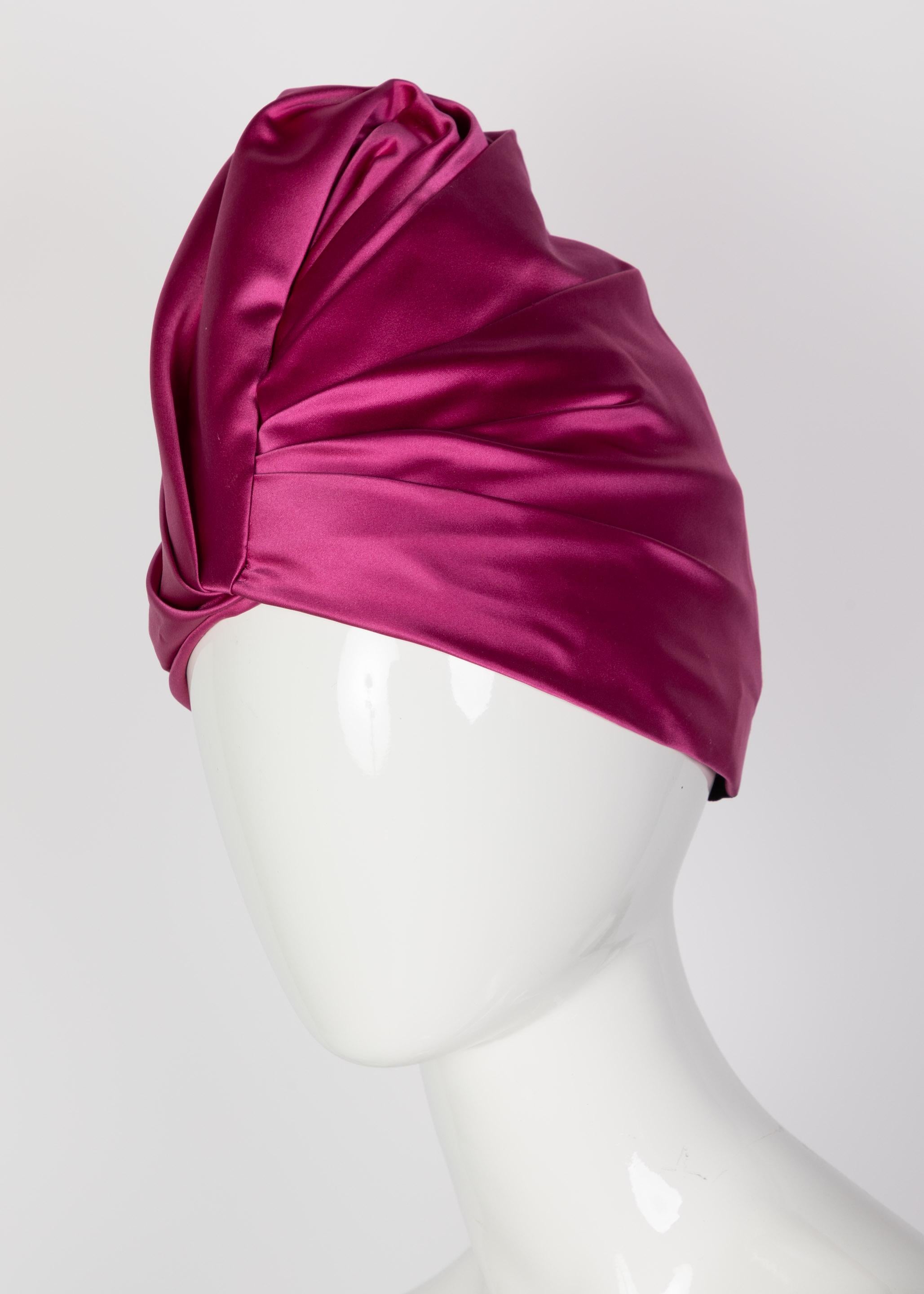 Prada - Chapeau turban en satin de soie rose, défilé 2007 en vente 1