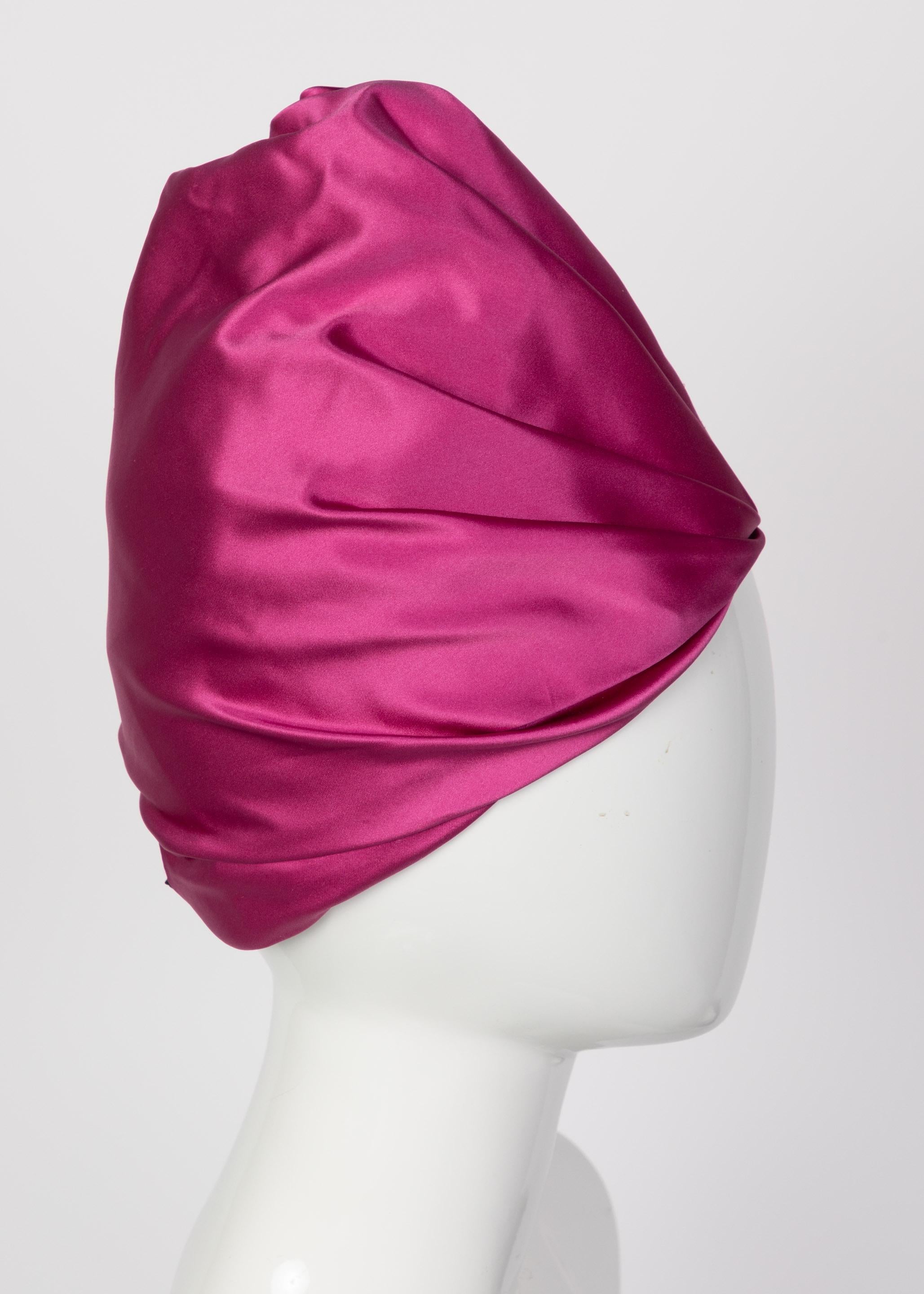 Prada Rosa Seiden-Satin-Turbanhut Laufsteg, 2007 im Angebot 2