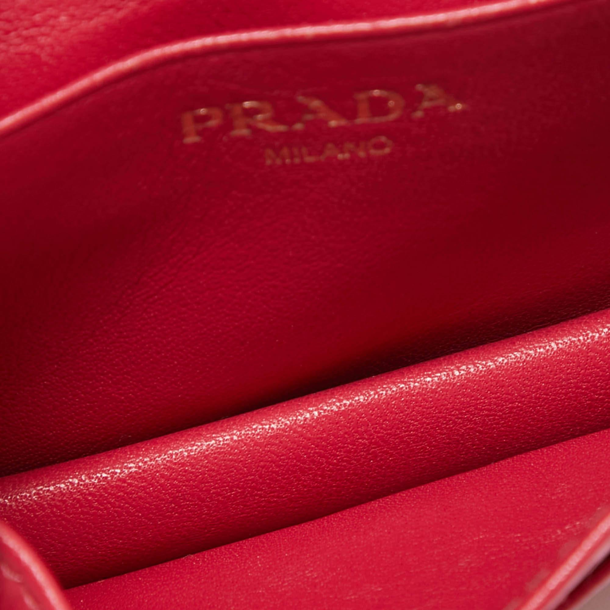 This card holder from the house of Prada shows that style can come in small things too. Made from Vitello Move leather it features a flap that opens up to a nylon and leather interior to house your cards. Finished with the brand plaque on the front
