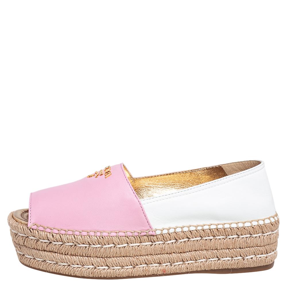 Die Kreationen von Prada haben uns immer wieder begeistert! Diese Espadrilles sind nicht anders. Die rosa-weiße Lederkonstruktion wird durch die Peep-Toe-Silhouette und die geflochtenen Plateaus lebendig. Sie sind mit einer bequemen ledergefütterten