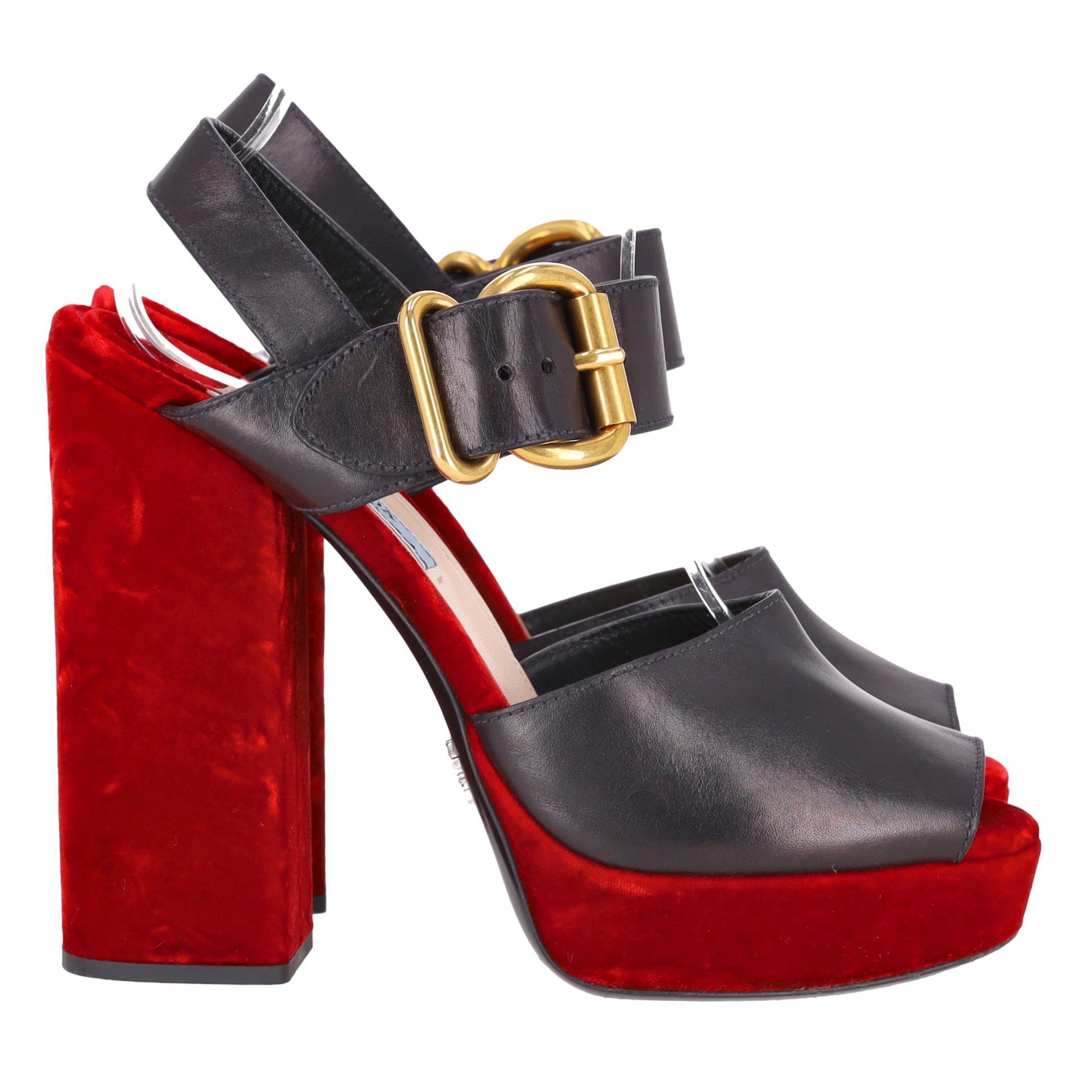 Marrone Sandali Prada con plateau in pelle e tacco in velluto in vendita
