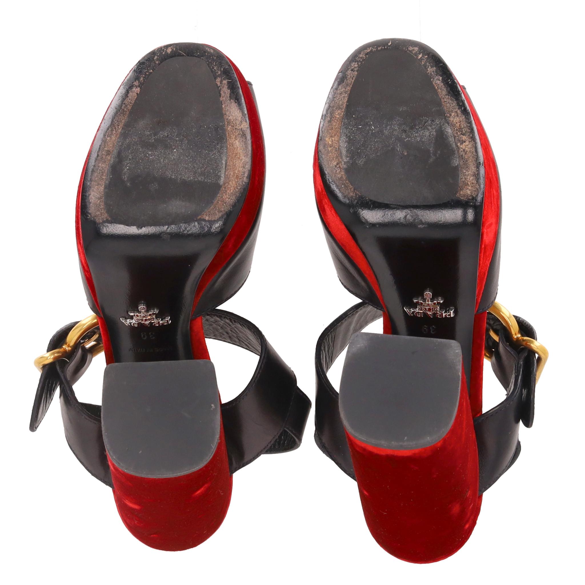 Donna Sandali Prada con plateau in pelle e tacco in velluto in vendita