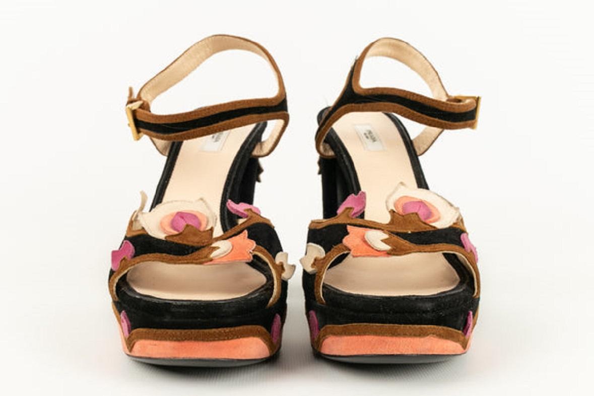 Prada - Platform sandals in black suede and floral applications. Size 37 1/2

Additional information:
Dimensions: Heel height: 12.5 cm
Condition: Very good condition
Seller Ref number: CH21