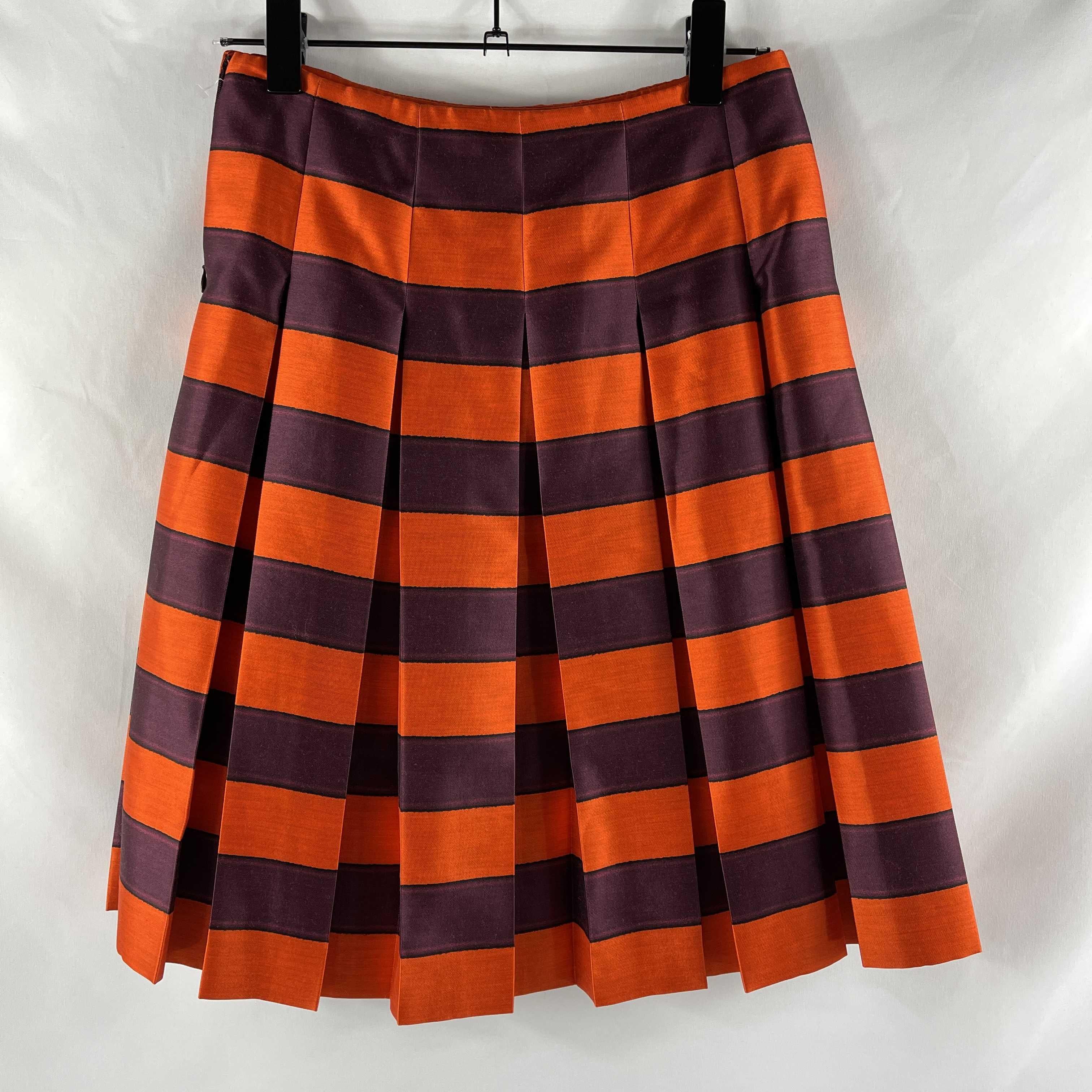 Prada - Pristine - Pleated High-Waisted Striped Mini - Purple, Orange, Black - 38- US 2 - Skirt

Description

This Prada skirt is crafted with a wool and silk blend and is designed with purple, orange, and black stripes.
The skirt is mini length,