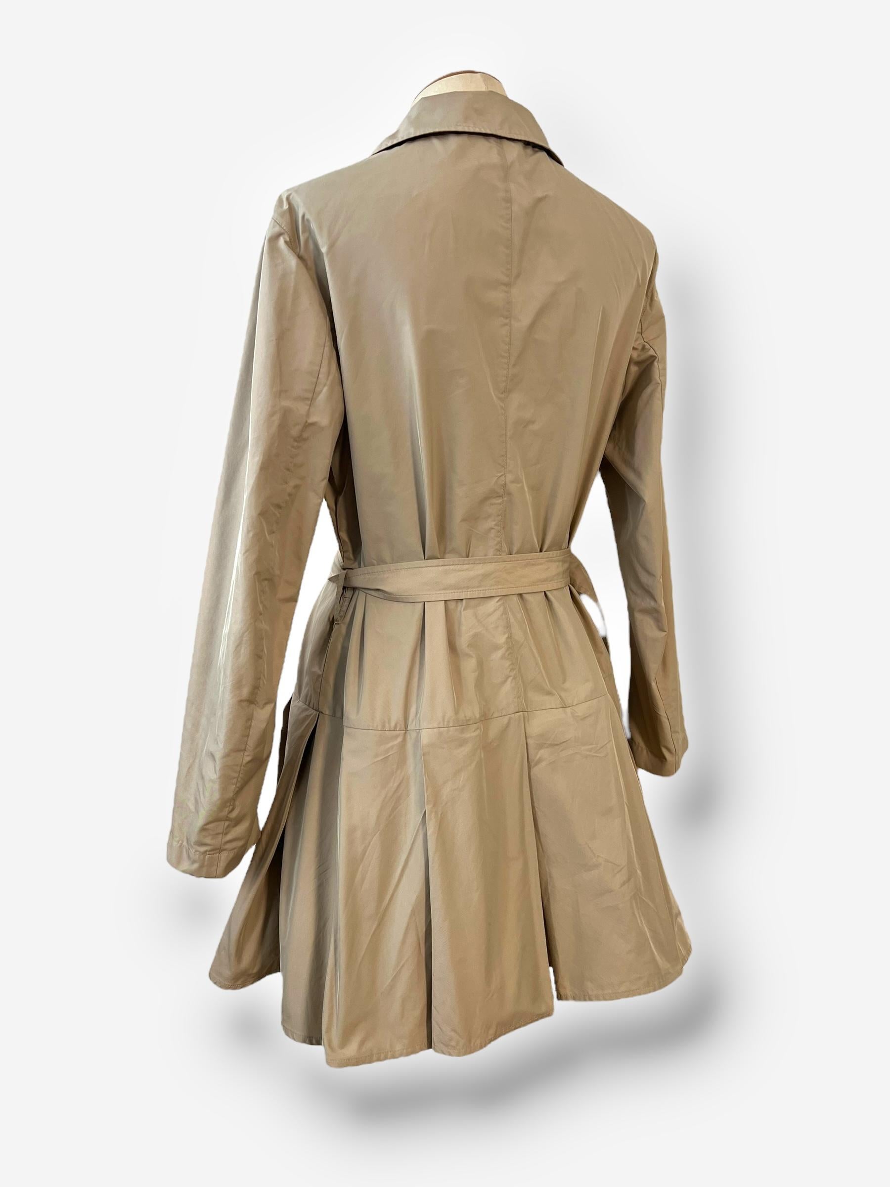 Prada Pleated Trench Coat – 2011 Collection In Good Condition For Sale In CAPELLE AAN DEN IJSSEL, ZH