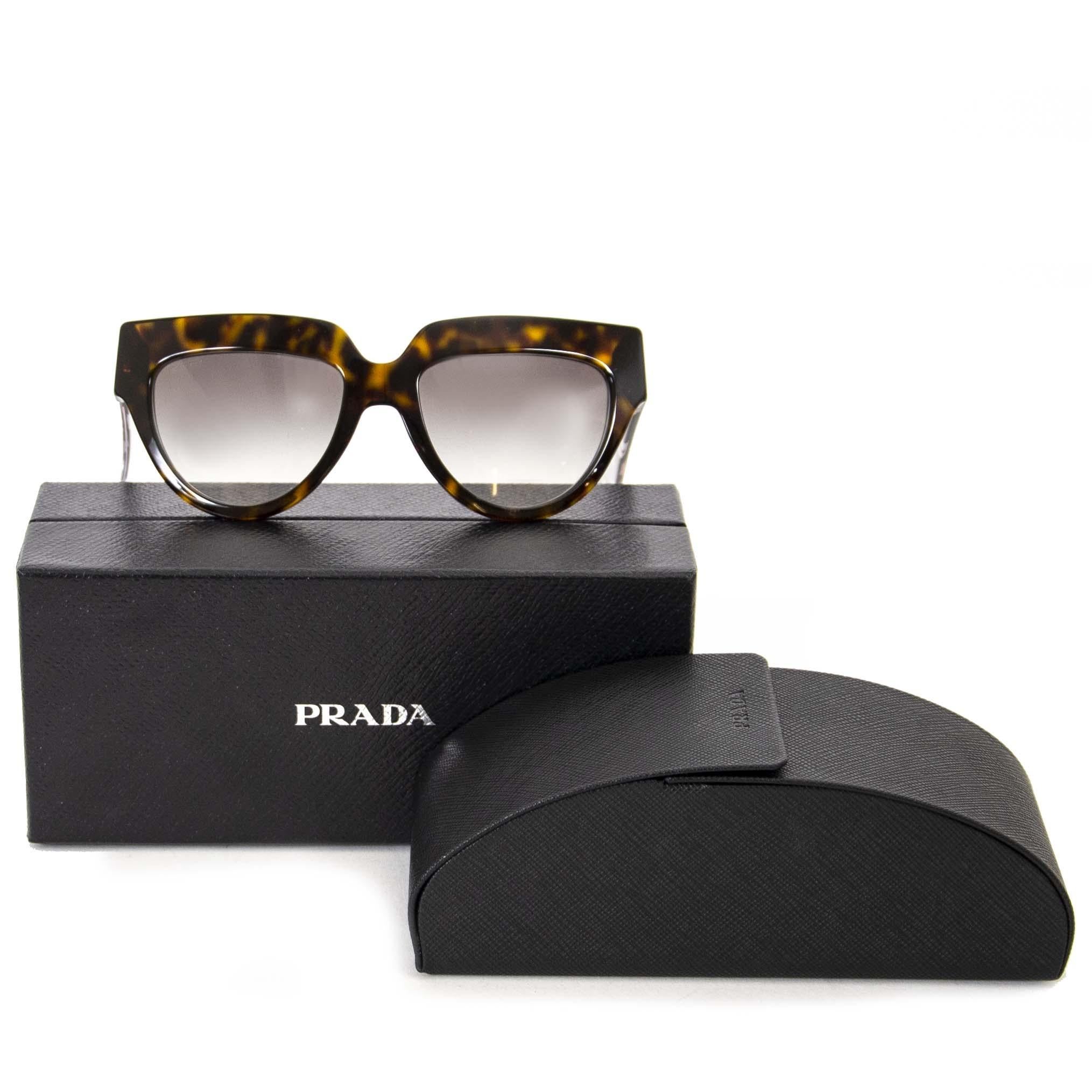 Very good condition

Prada Poeme Black And Tortoise Flower Sunglasses

These gorgeous Prada sunglasses feature a tortoise color and black temples with a white flower design on the inside. 
These edgy sunnies will make you feel like a million