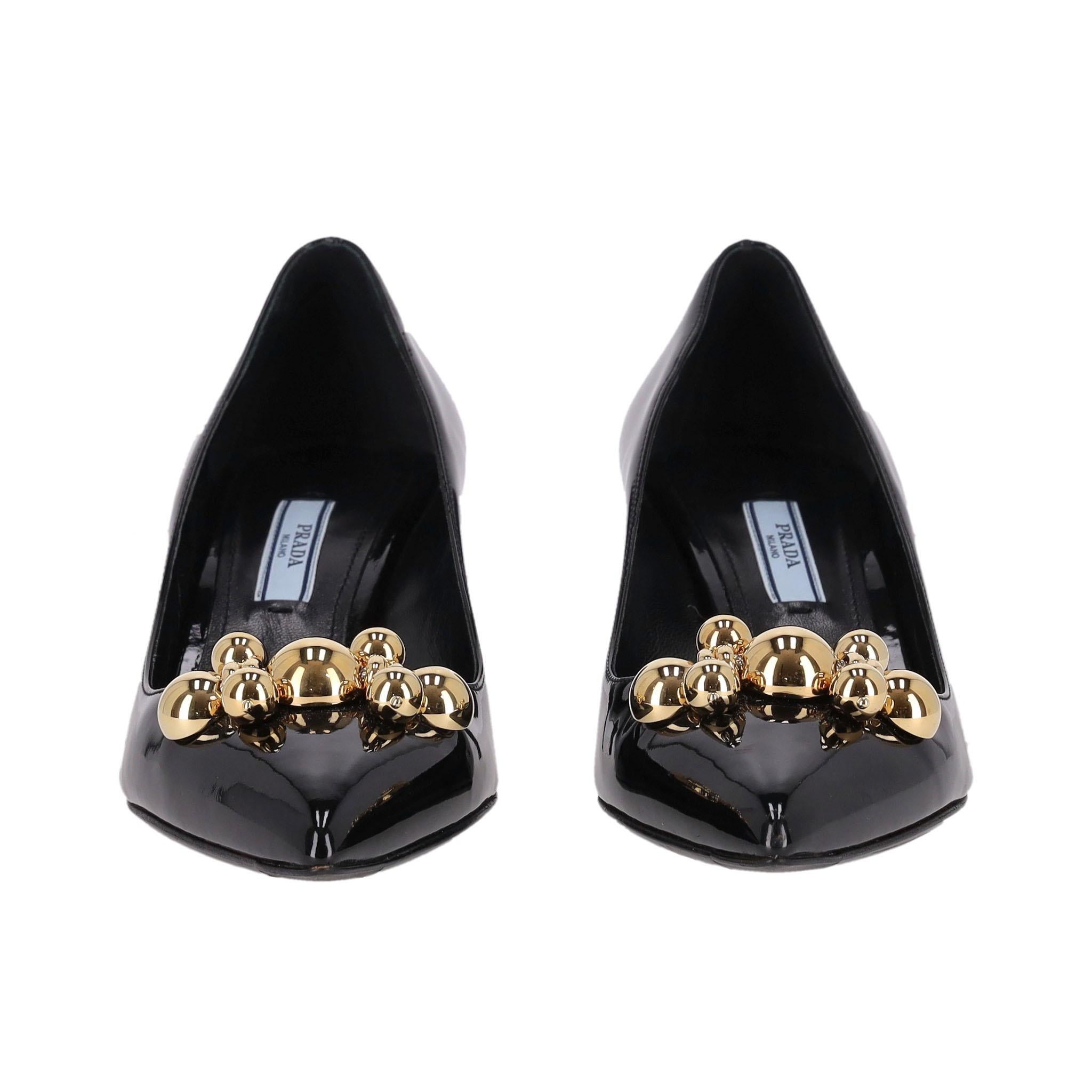 Prada Spitz zulaufende Lackleder Kitten Heels

Schwarze Absätze aus glänzendem Lackleder mit einer goldenen Schnallenverzierung an der Spitze des Schuhs.

Ausgestattet mit einem Kitten Heel und Lederfutter.

Preis ca. £800

Größe - 37.5

Zustand -