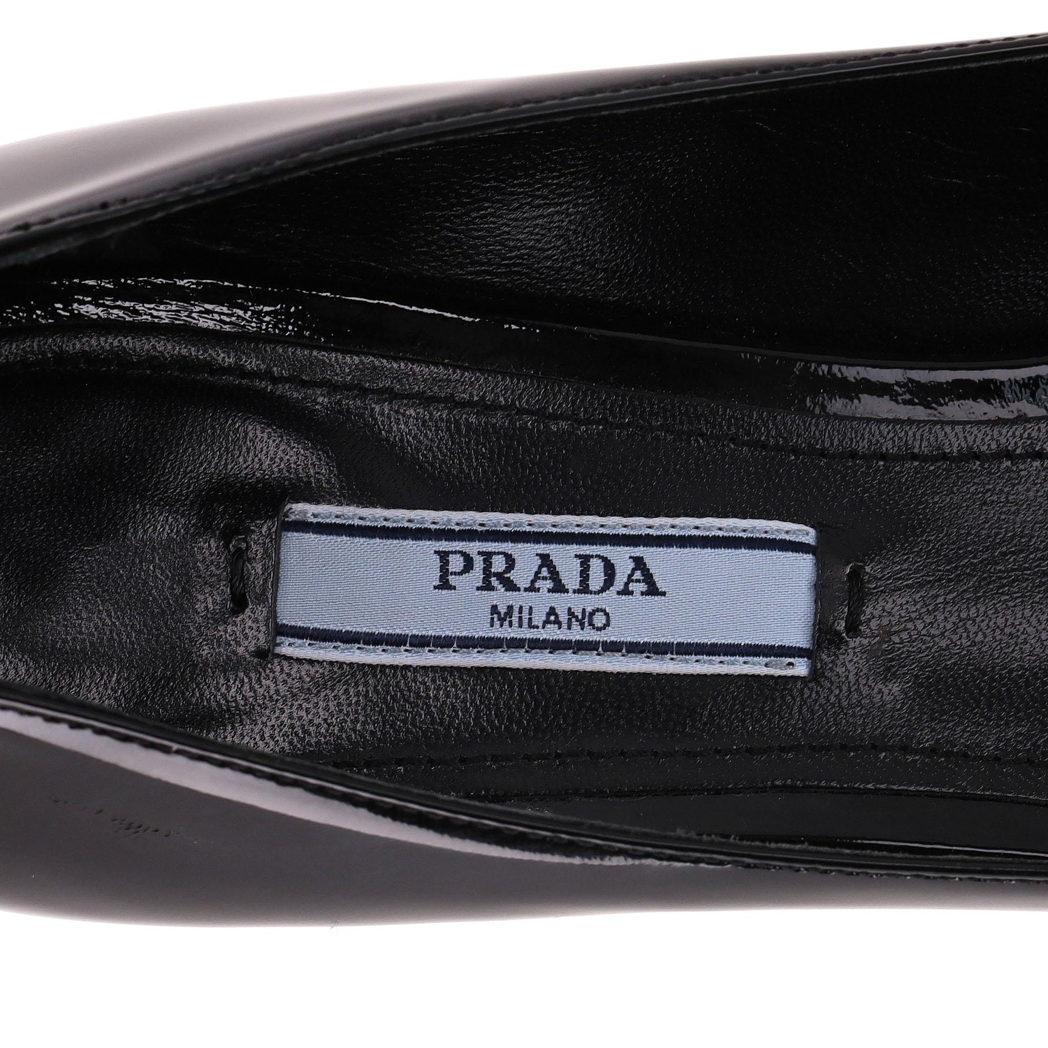 Prada Spitz zulaufende Lackleder Kitten Heels 2