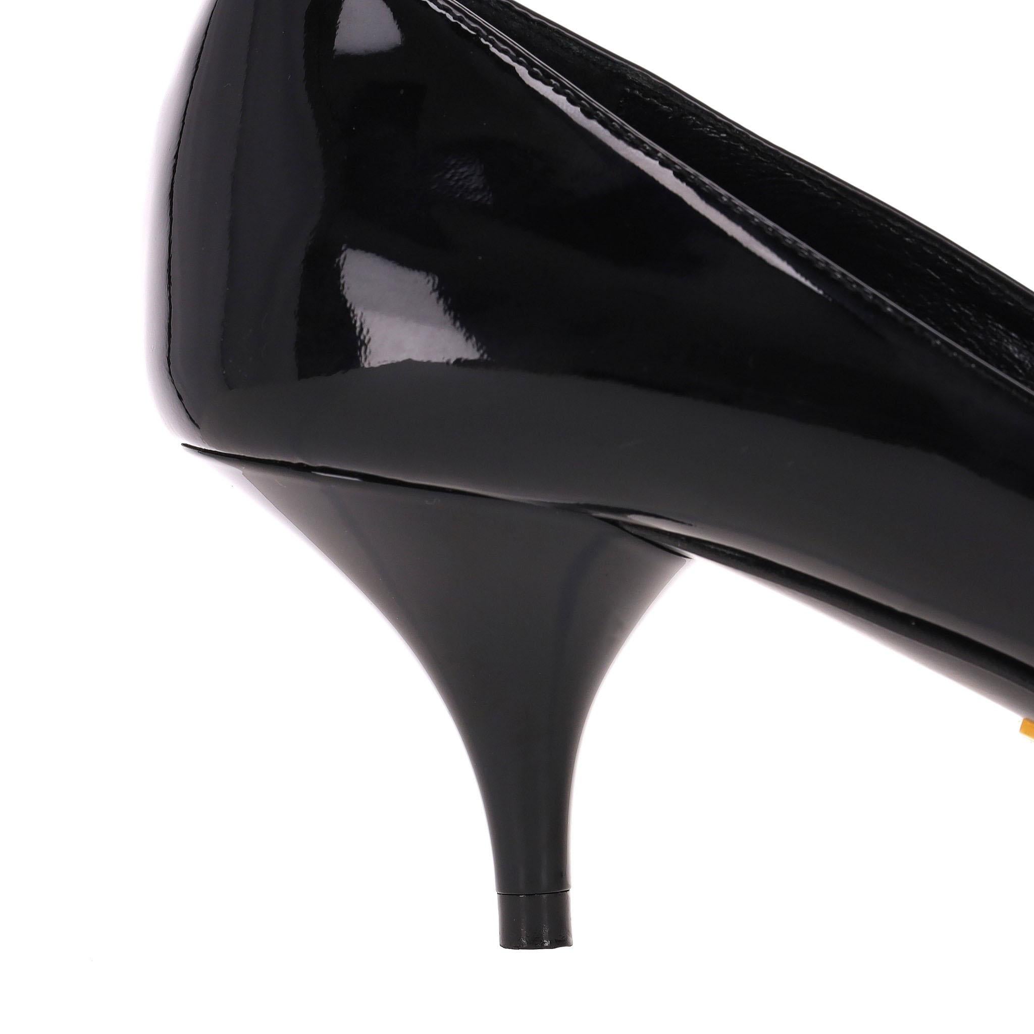 Prada Spitz zulaufende Lackleder Kitten Heels 3