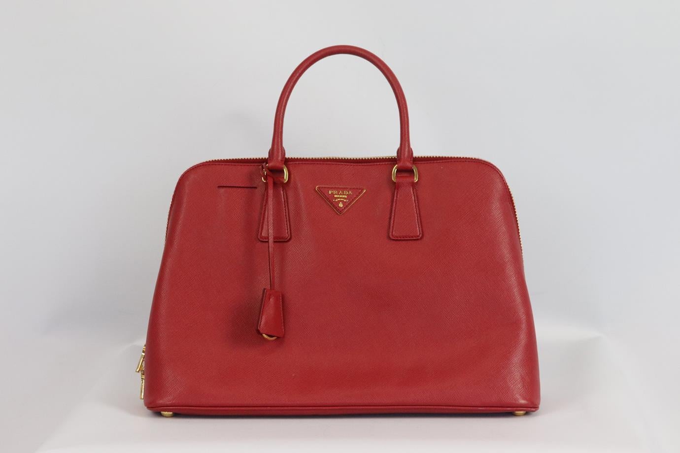 Rouge Grand sac fourre-tout en cuir texturé Prada Promenade Saffiano en vente