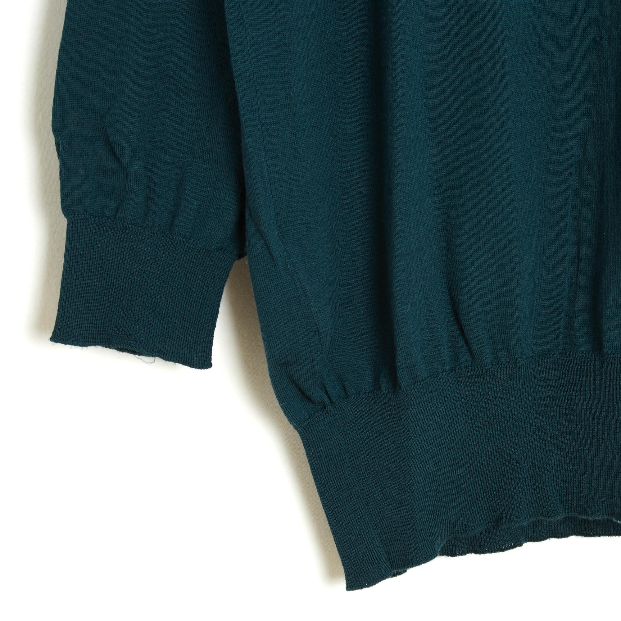 Prada sweater in fine green-blue wool knit, oversized volume with V-neckline in front, 2/3 sleeves, ribbed finishes. Size 40IT or 36FR but it is perfect in 38 or UK10 or US8: shoulders 44 cm, chest 50 cm, length 64 cm, sleeves 48 cm. The sweater has
