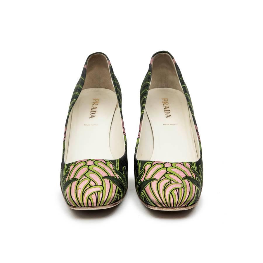 Prada pumps with green and pink prints,  with square toe. Size 38.5

In good used condition.

Dimensions: heel height 8 cm, width of the outsole 8 cm.

Will be delivered in their Prada pouch and box