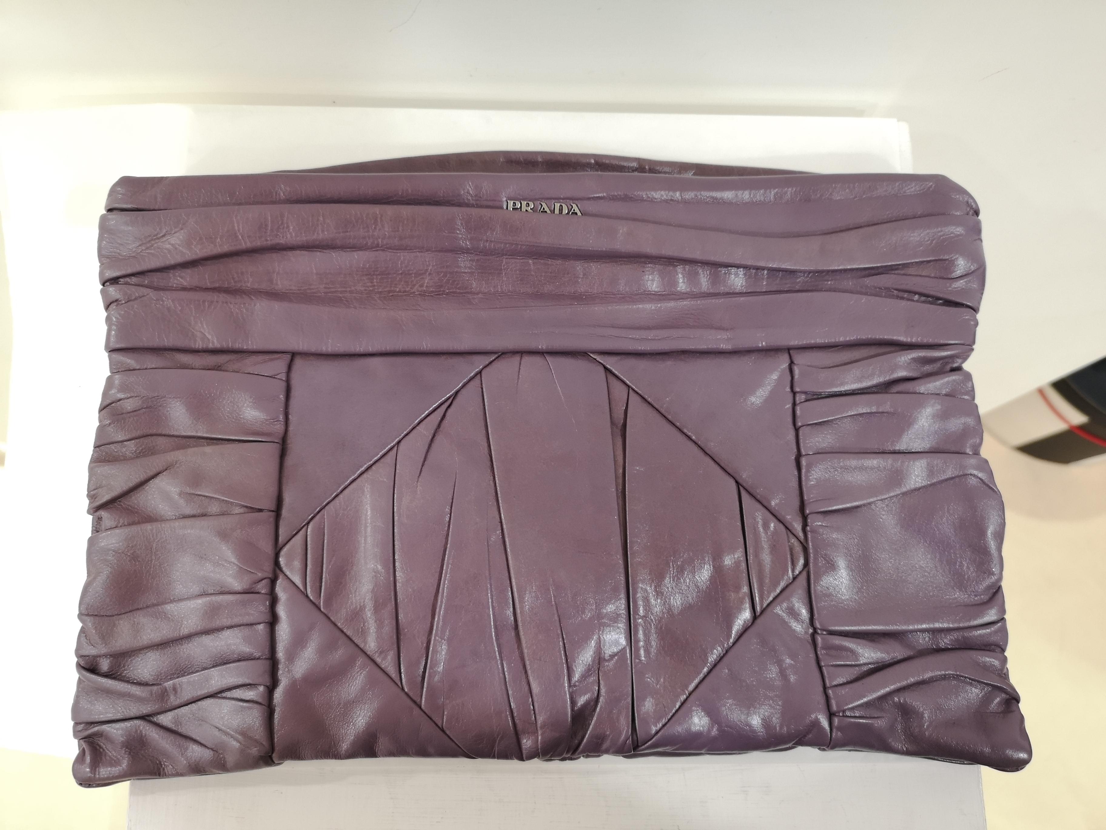 Prada purple leather handbag
totally made in italy
measurements: 22 * 33 cm