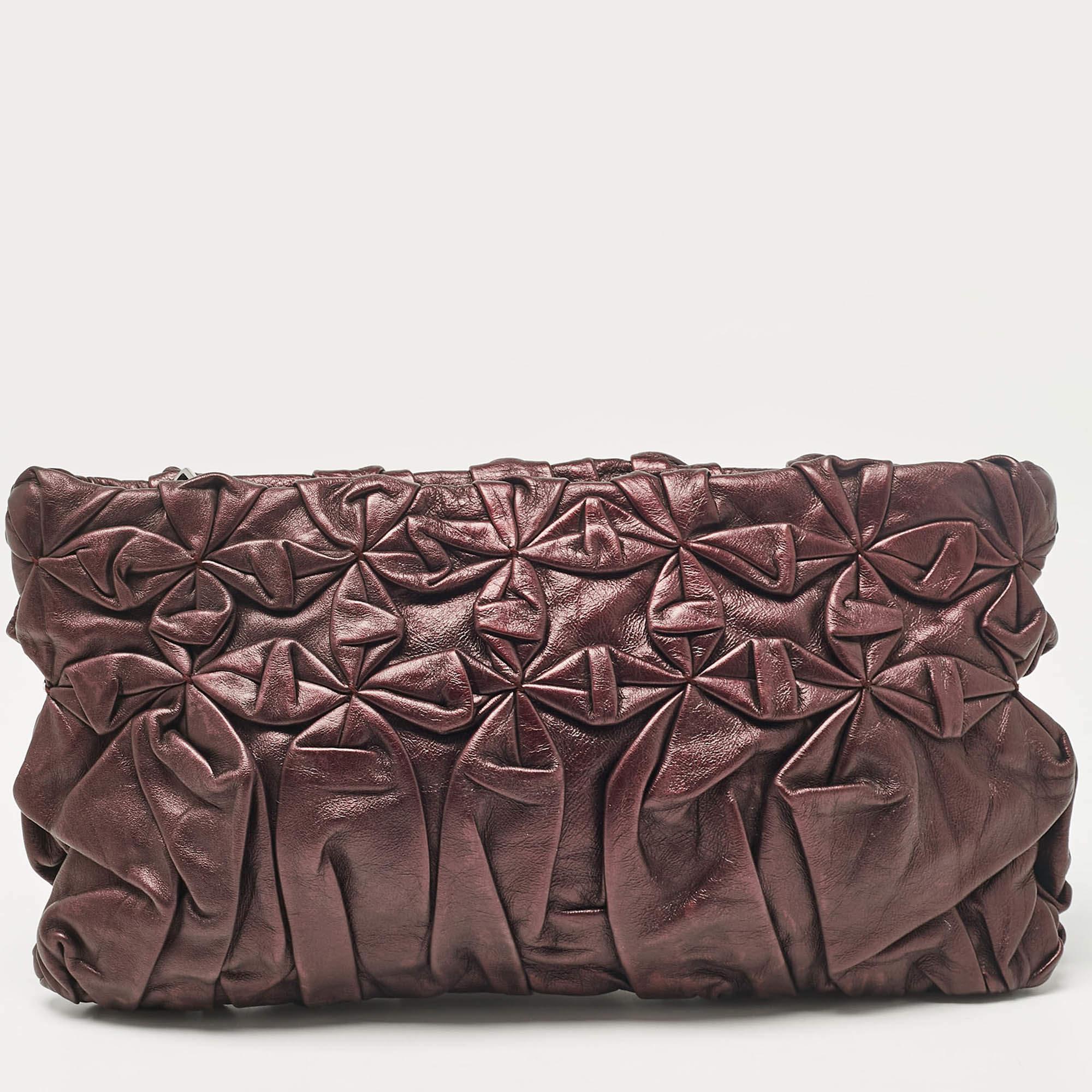 Prada Purple Mirtillo Pleated Leather Clutch In Good Condition In Dubai, Al Qouz 2