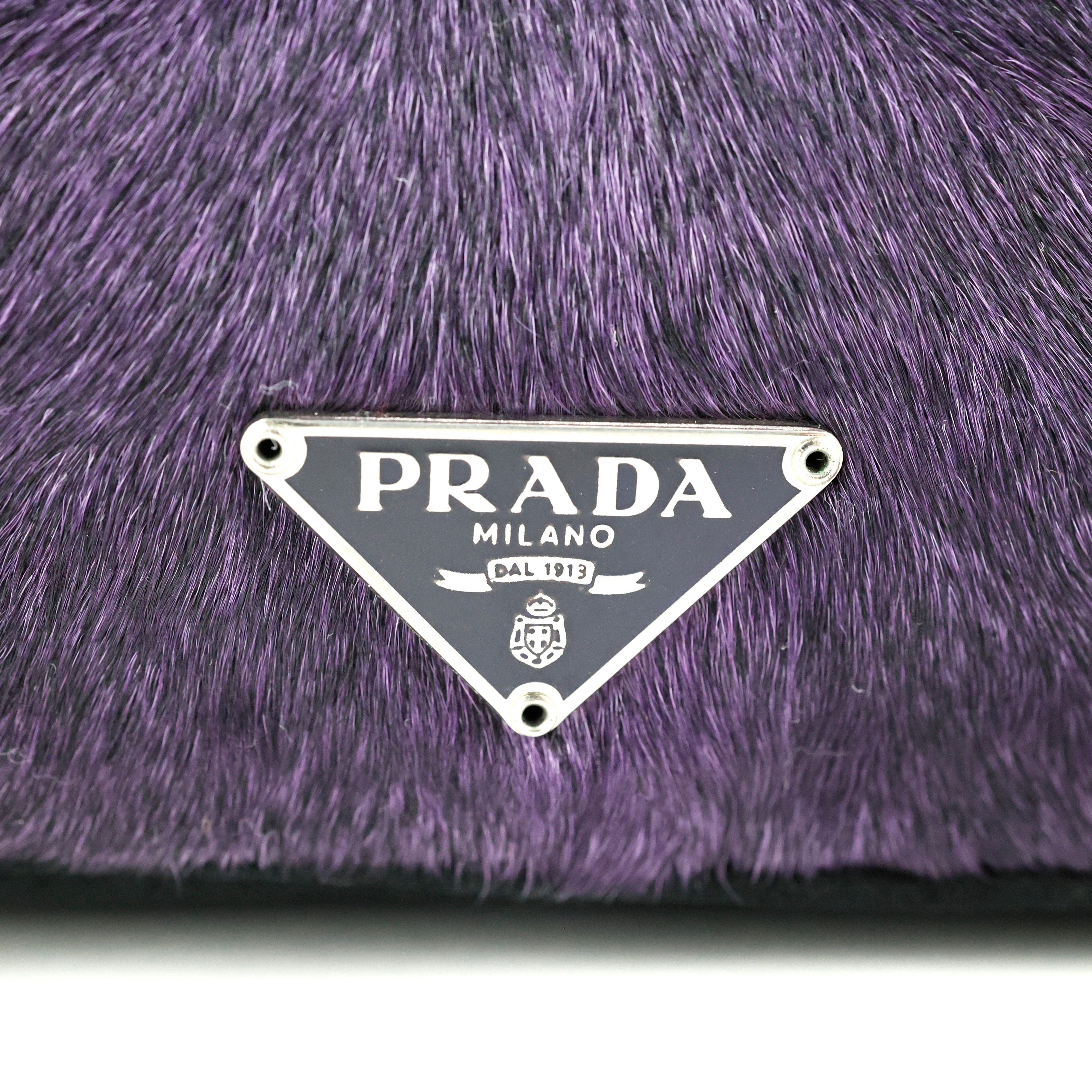 Sac Prada violet en poils de poney  en vente 2