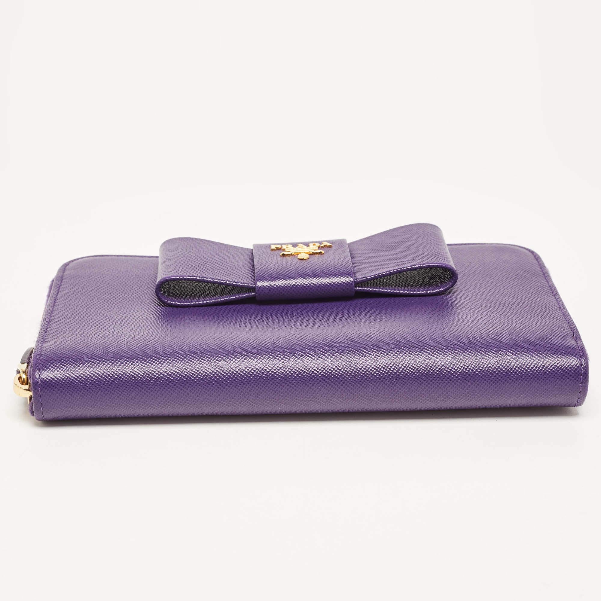 Prada Purple Saffiano Leather Bow Zip Around Wallet In Good Condition In Dubai, Al Qouz 2