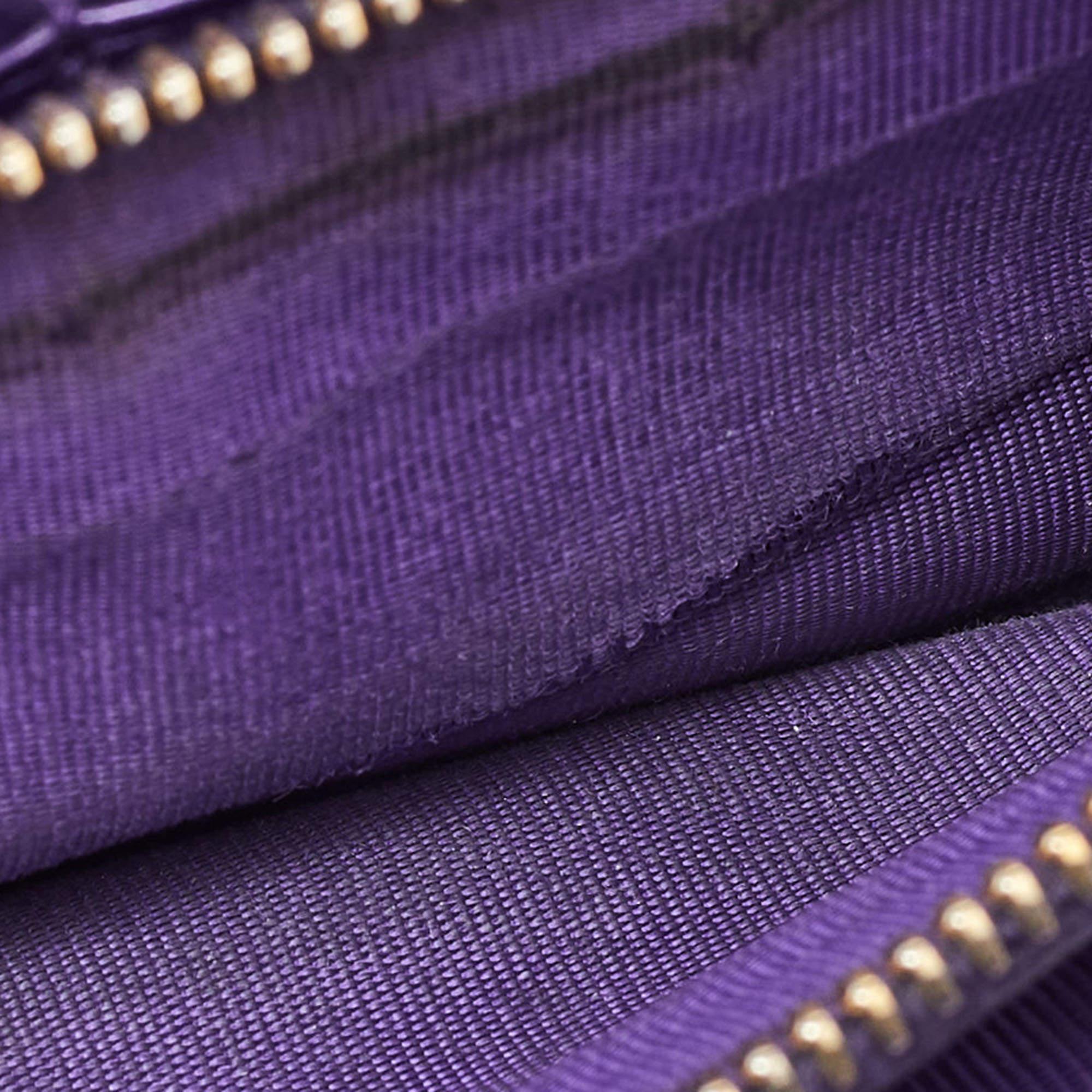Gris Prada portefeuille continental à rabat en cuir saffiano violet avec logo en vente