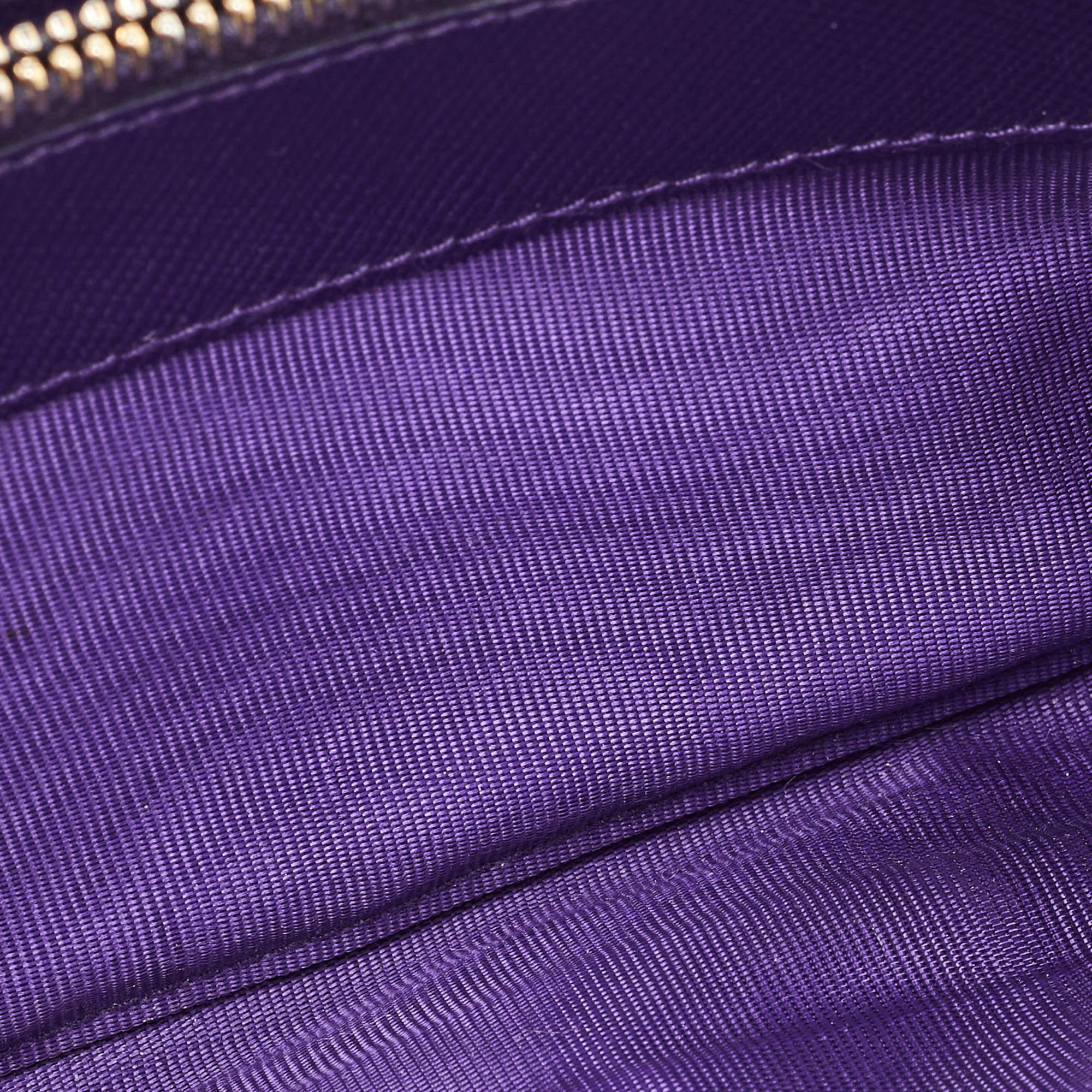 Prada portefeuille continental à rabat en cuir saffiano violet avec logo État moyen - En vente à Dubai, Al Qouz 2