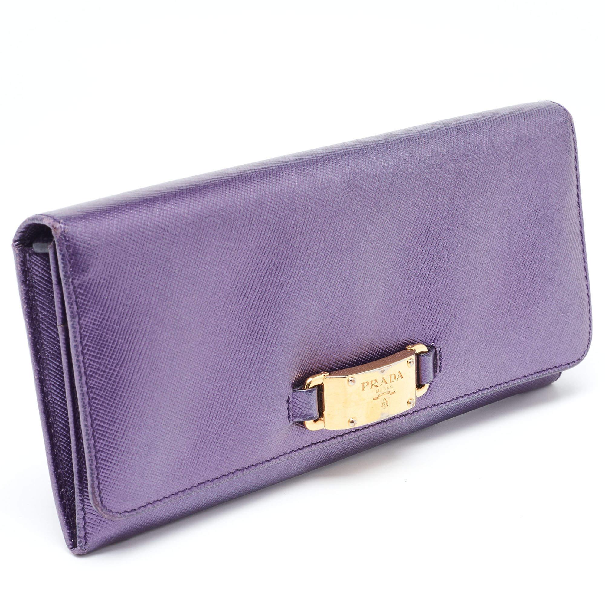 Prada portefeuille continental à rabat en cuir saffiano violet avec logo Pour femmes en vente