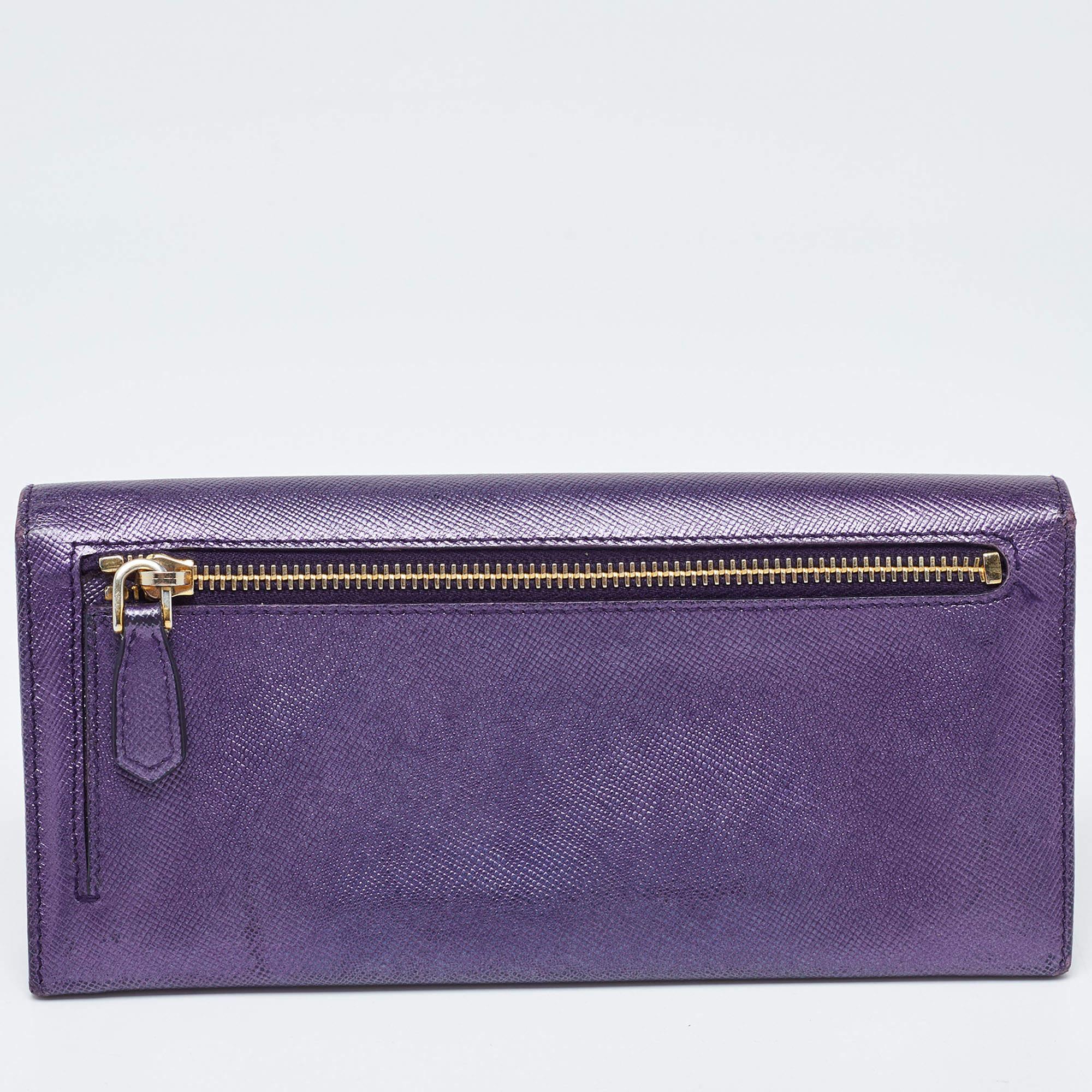 Prada portefeuille continental à rabat en cuir saffiano violet avec logo en vente 1