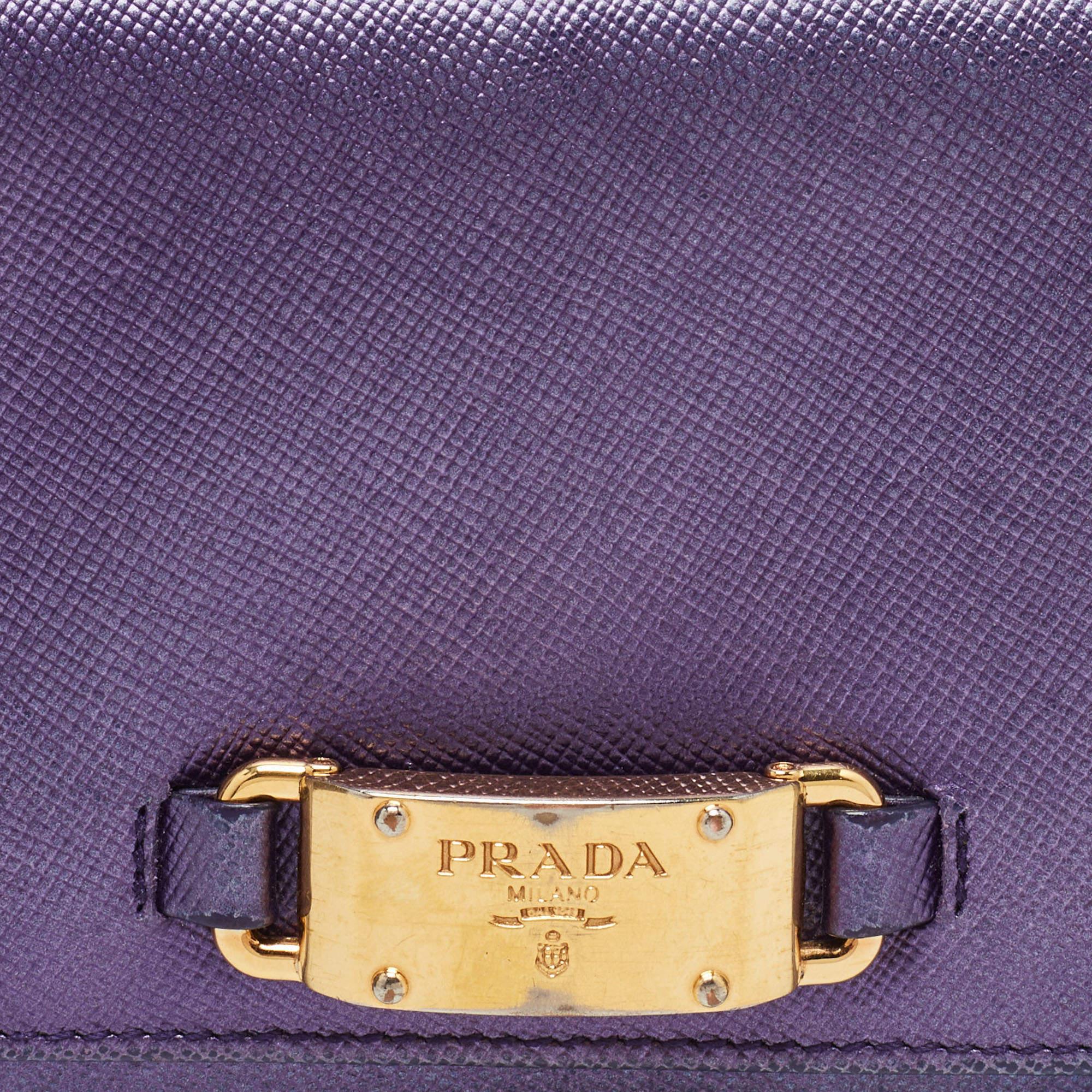 Prada portefeuille continental à rabat en cuir saffiano violet avec logo en vente 2
