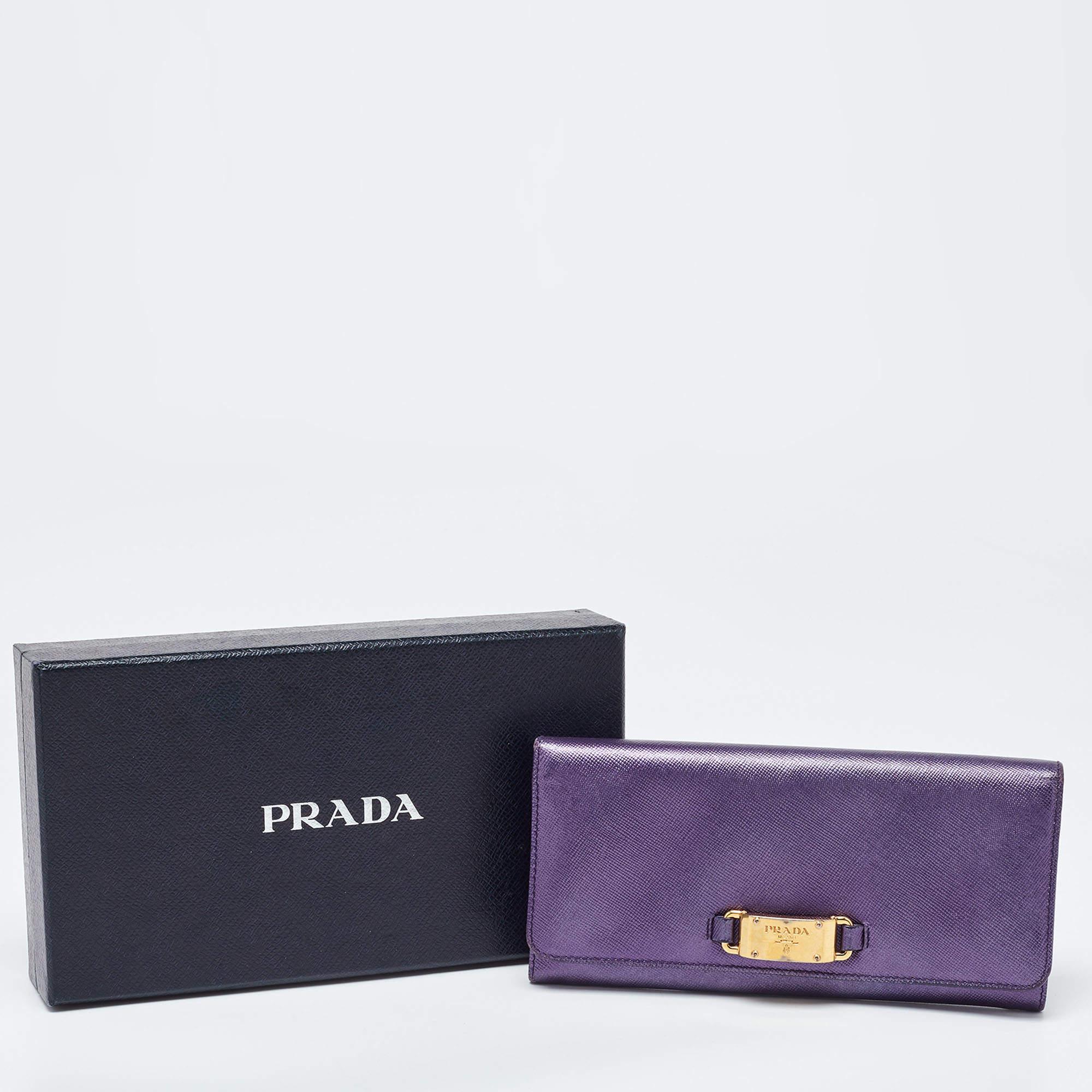 Prada portefeuille continental à rabat en cuir saffiano violet avec logo en vente 3