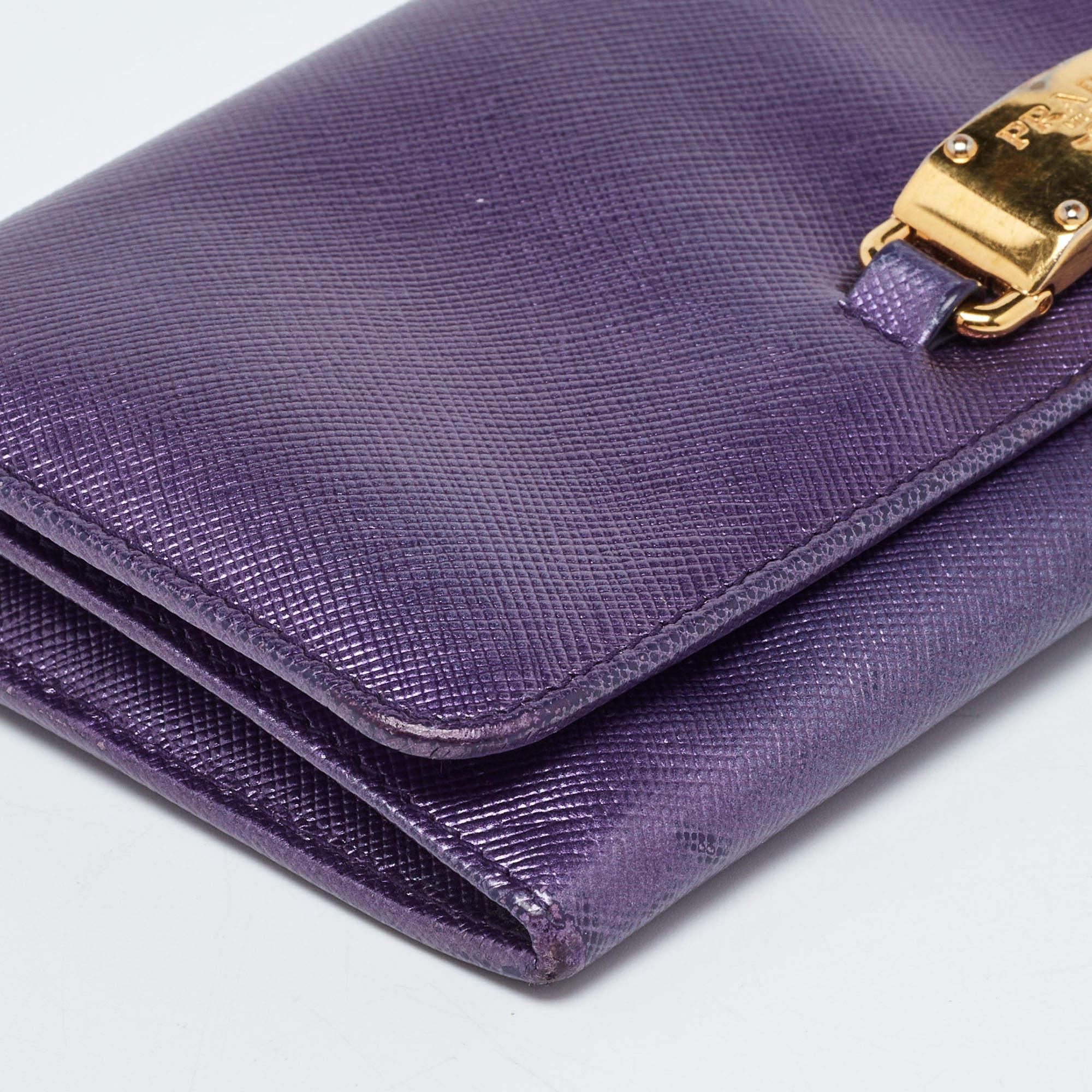 Prada portefeuille continental à rabat en cuir saffiano violet avec logo en vente 4