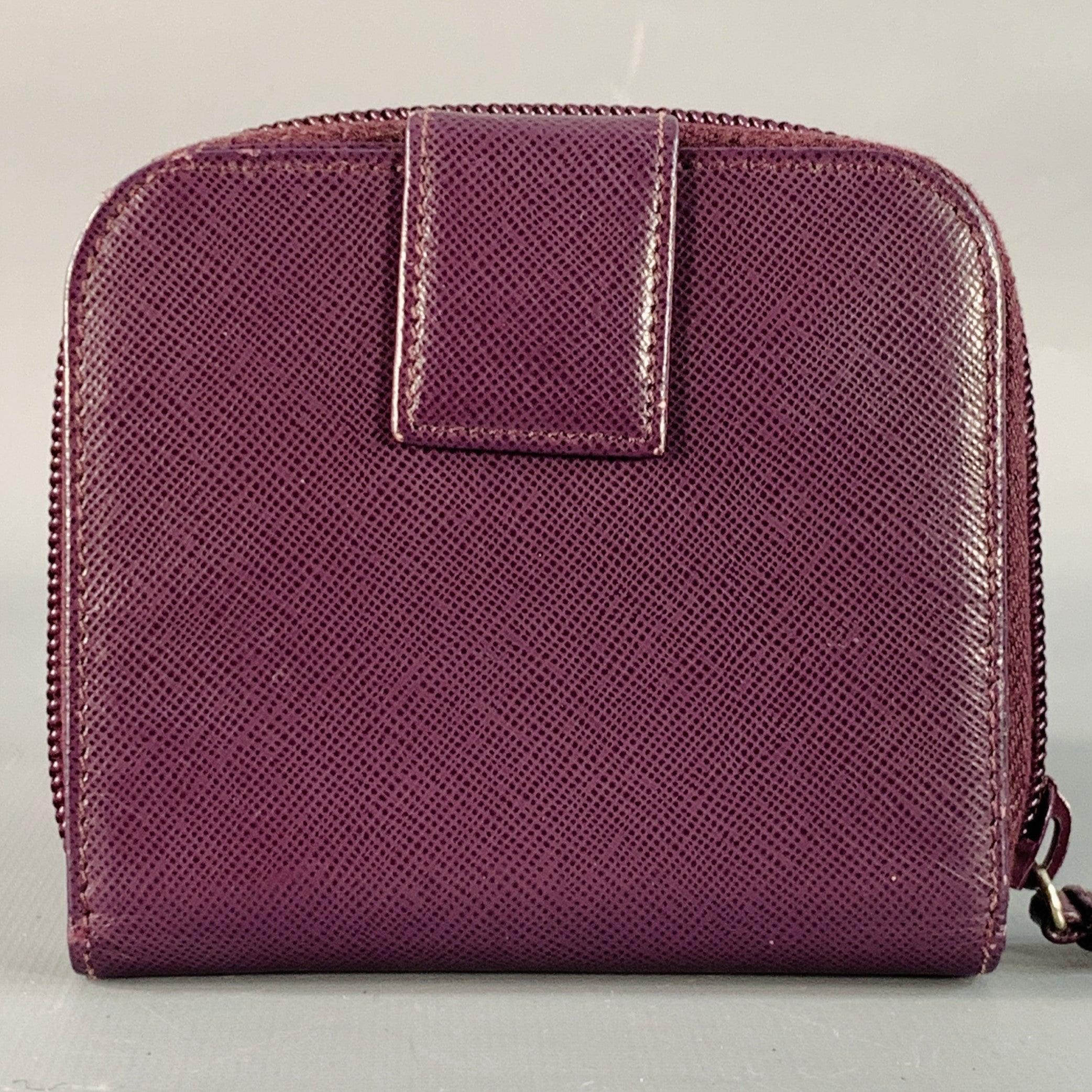 Noir PRADA Portefeuille zippé en cuir Saffiano violet en vente