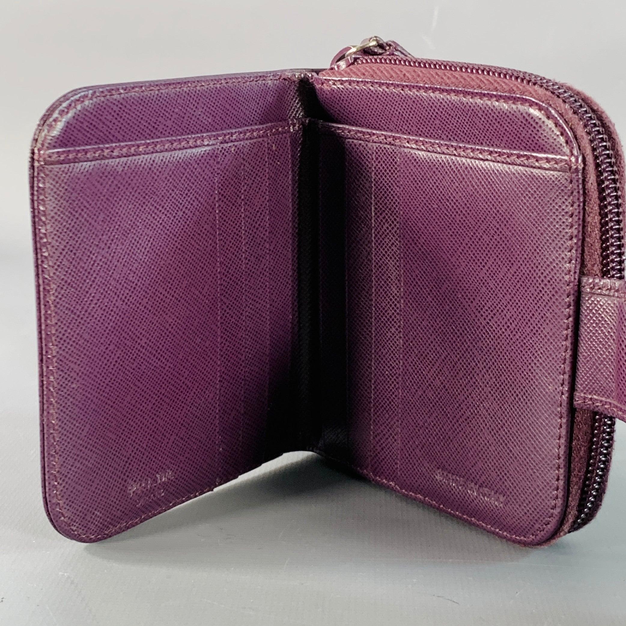 PRADA Portefeuille zippé en cuir Saffiano violet Excellent état - En vente à San Francisco, CA