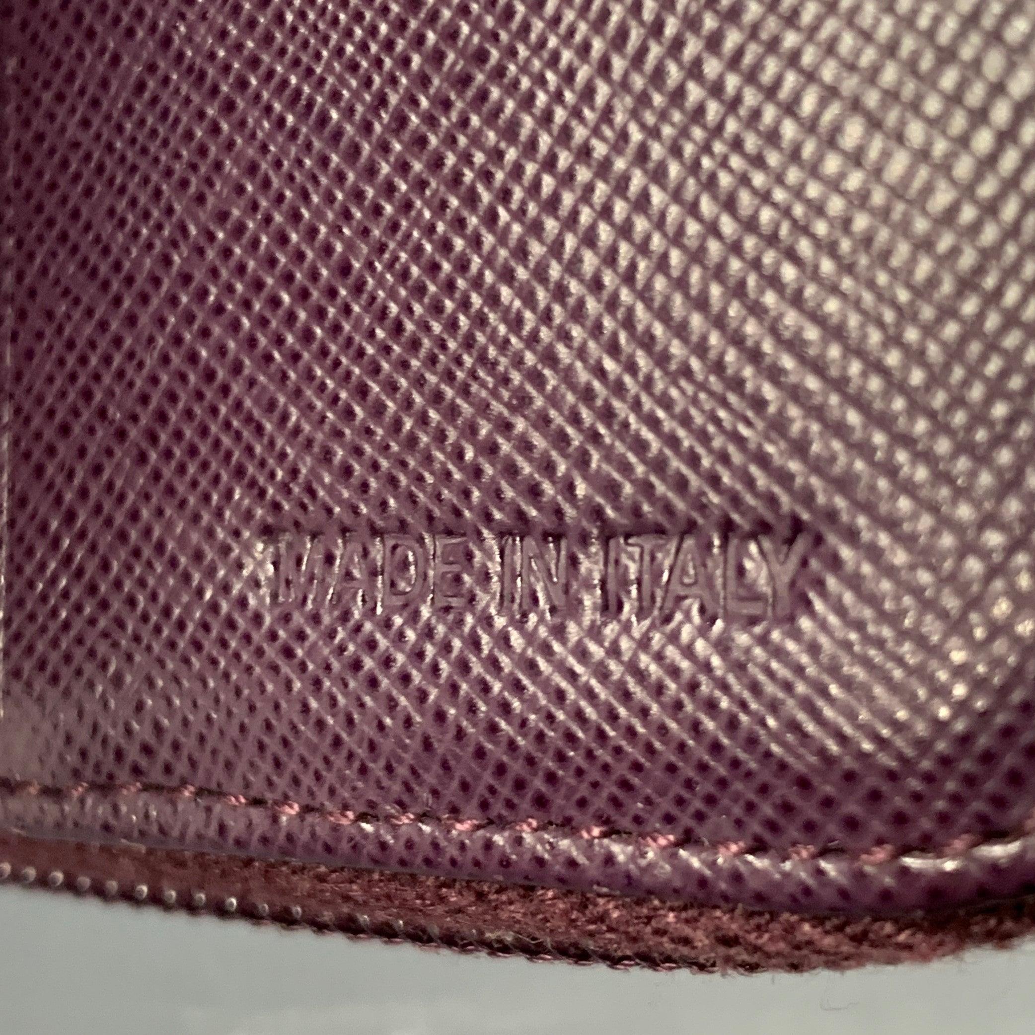 PRADA Portefeuille zippé en cuir Saffiano violet Pour femmes en vente
