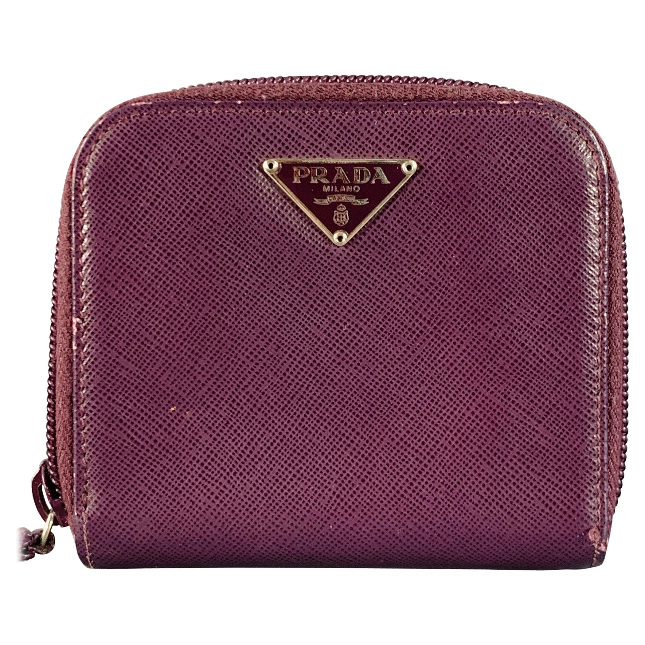 PRADA Portefeuille zippé en cuir Saffiano violet en vente