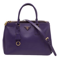 Sac cabas Prada Galleria à double fermeture éclair en cuir violet Saffiano Lux de taille moyenne