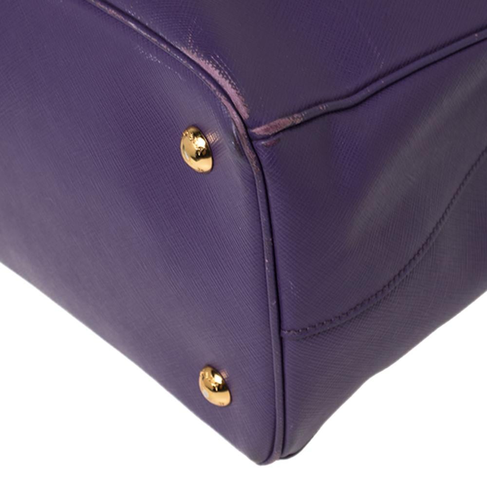 Prada Lila Saffiano Lux Leder Medium Tote im Zustand „Relativ gut“ in Dubai, Al Qouz 2