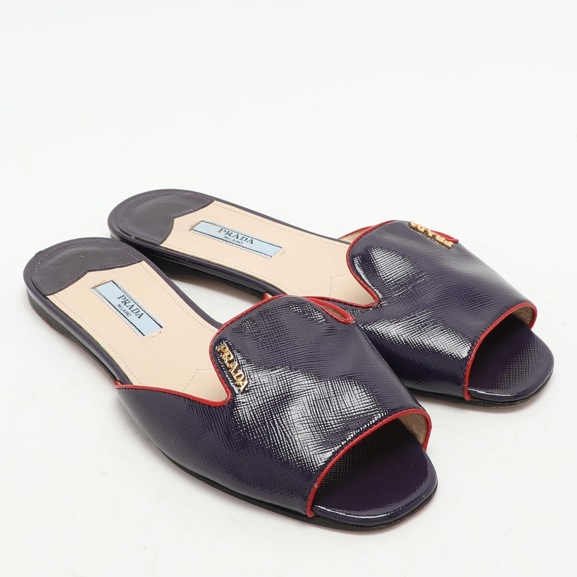 Prada Purple Saffiano Patent Leather Logo Flat Slides Size 35.5 In Fair Condition For Sale In Dubai, Al Qouz 2