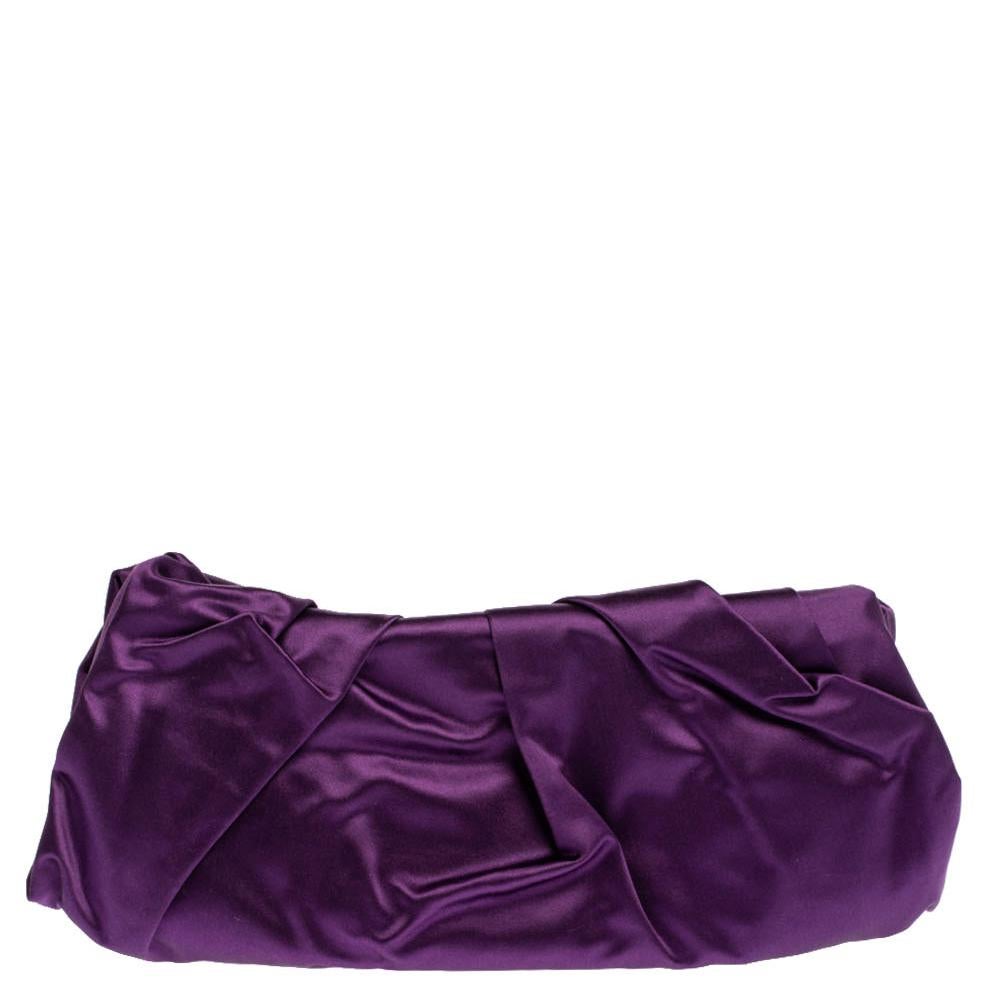 Attend those parties in style by carrying this stunning Raso clutch from Prada. It has been designed in a lovely purple shade and styled with pleat details. It flaunts a gold-tone brand logo on the front and comes endowed with a spacious interior