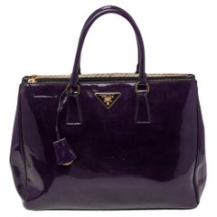 Prada Große Galleria-Tasche aus lila Spazzolato-Leder