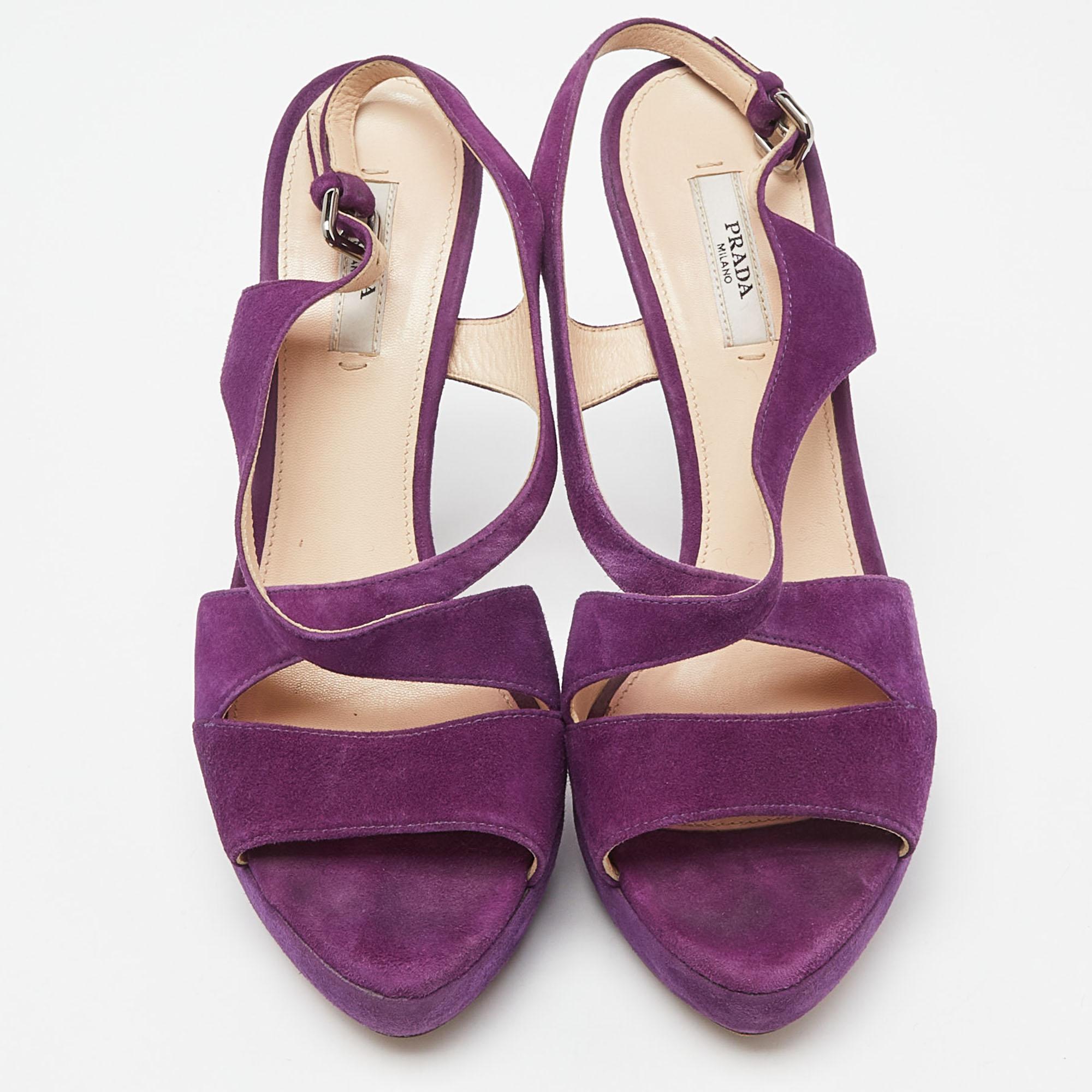 Prada Lila Wildleder Plateausandalen mit Knöchelriemen Größe 39 (Violett)