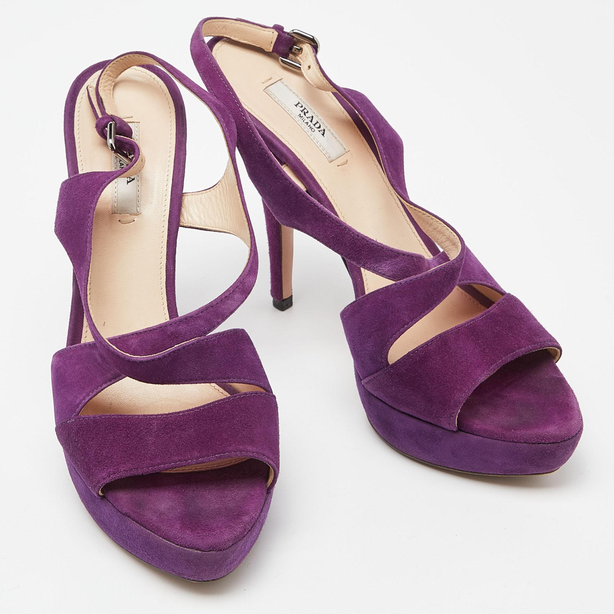 Prada Lila Wildleder Plateausandalen mit Knöchelriemen Größe 39 im Zustand „Gut“ in Dubai, Al Qouz 2