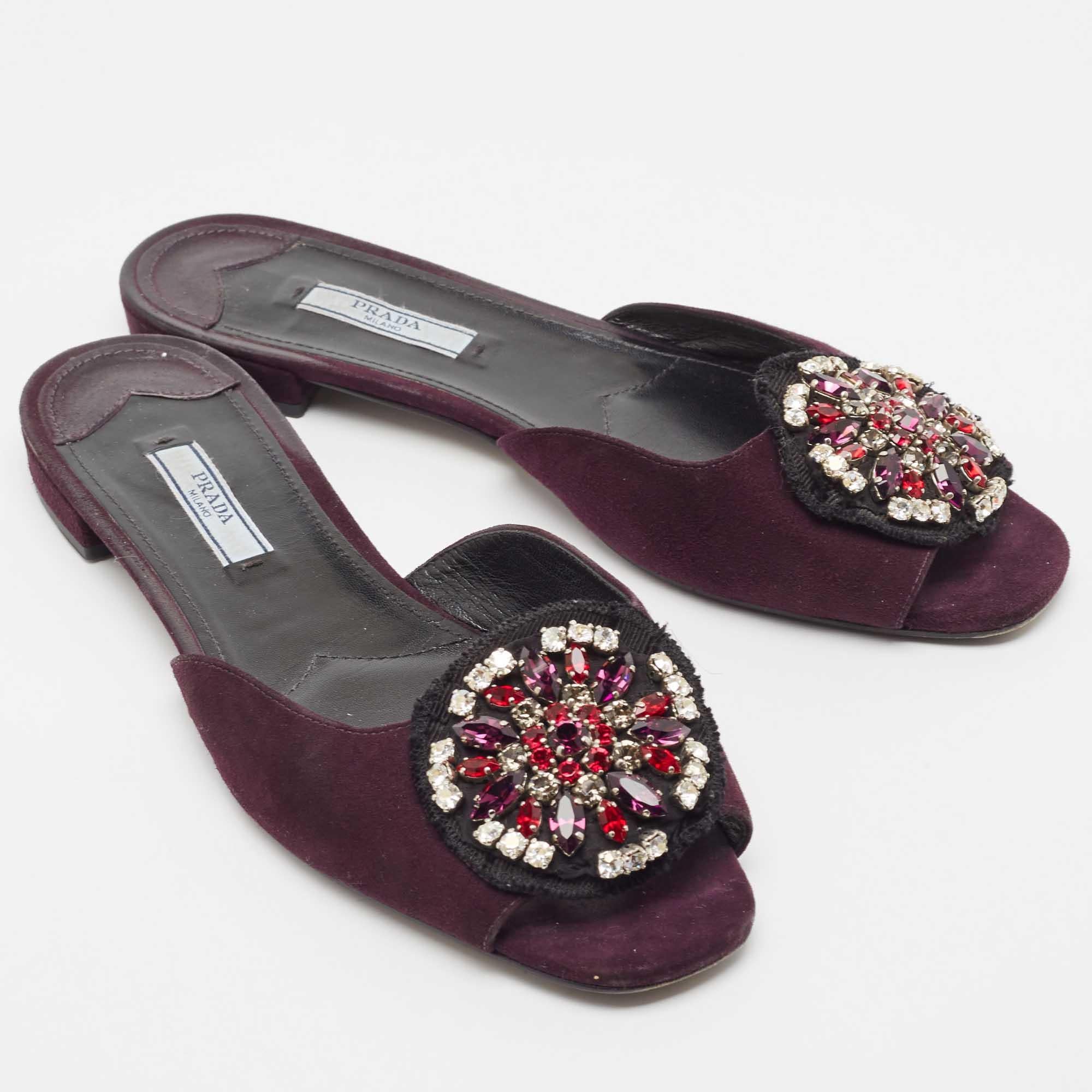 Prada Purple Suede Crystal Embellished Flat Slides Size 39.5 In Good Condition For Sale In Dubai, Al Qouz 2
