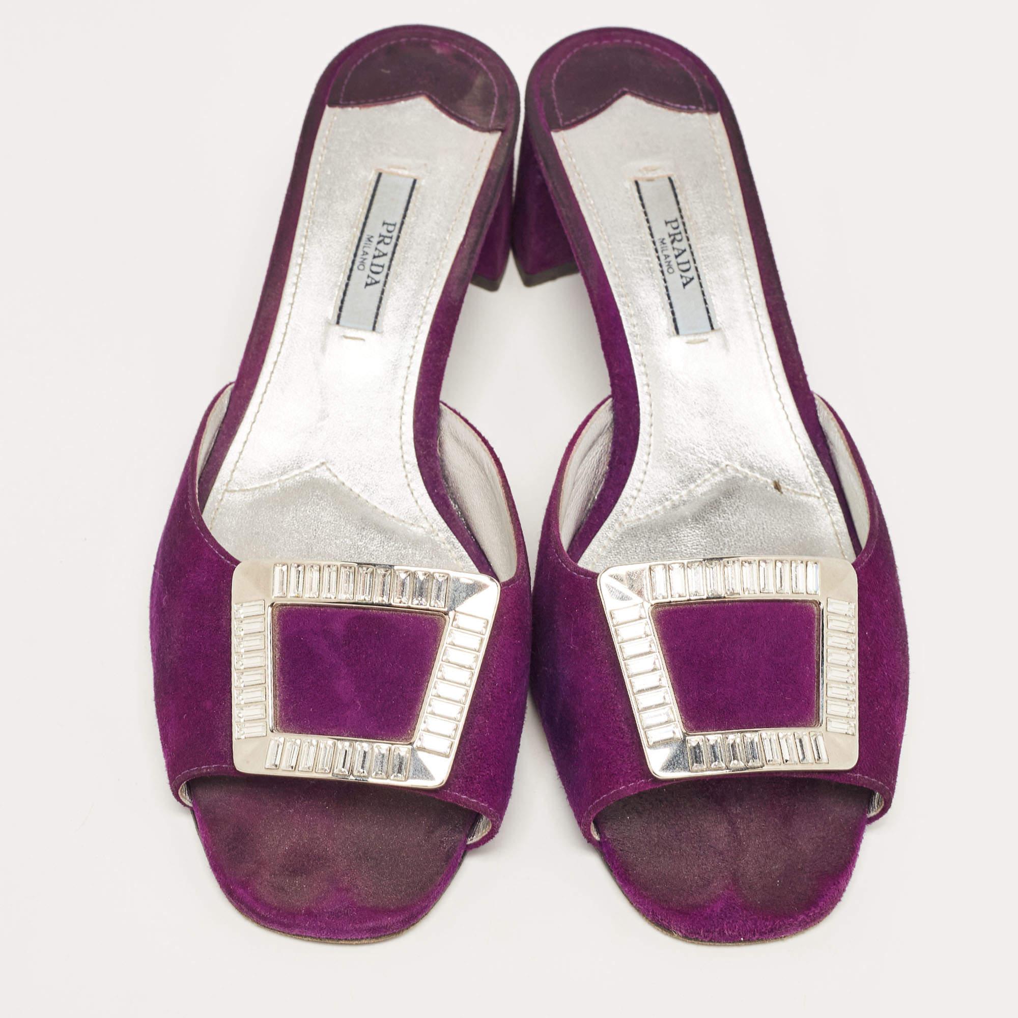Viola Prada Sandali in pelle scamosciata viola impreziositi da cristalli taglia 39 in vendita