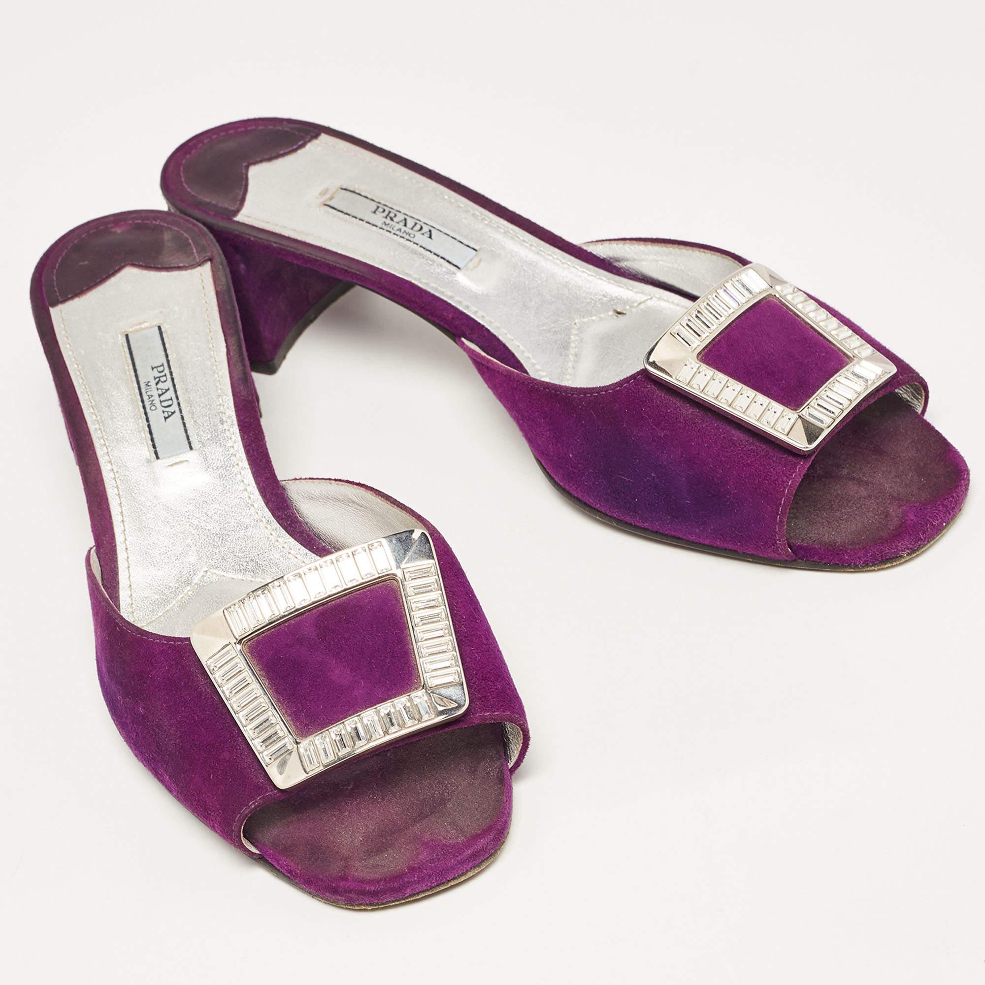 Prada Sandali in pelle scamosciata viola impreziositi da cristalli taglia 39 In condizioni discrete in vendita a Dubai, Al Qouz 2