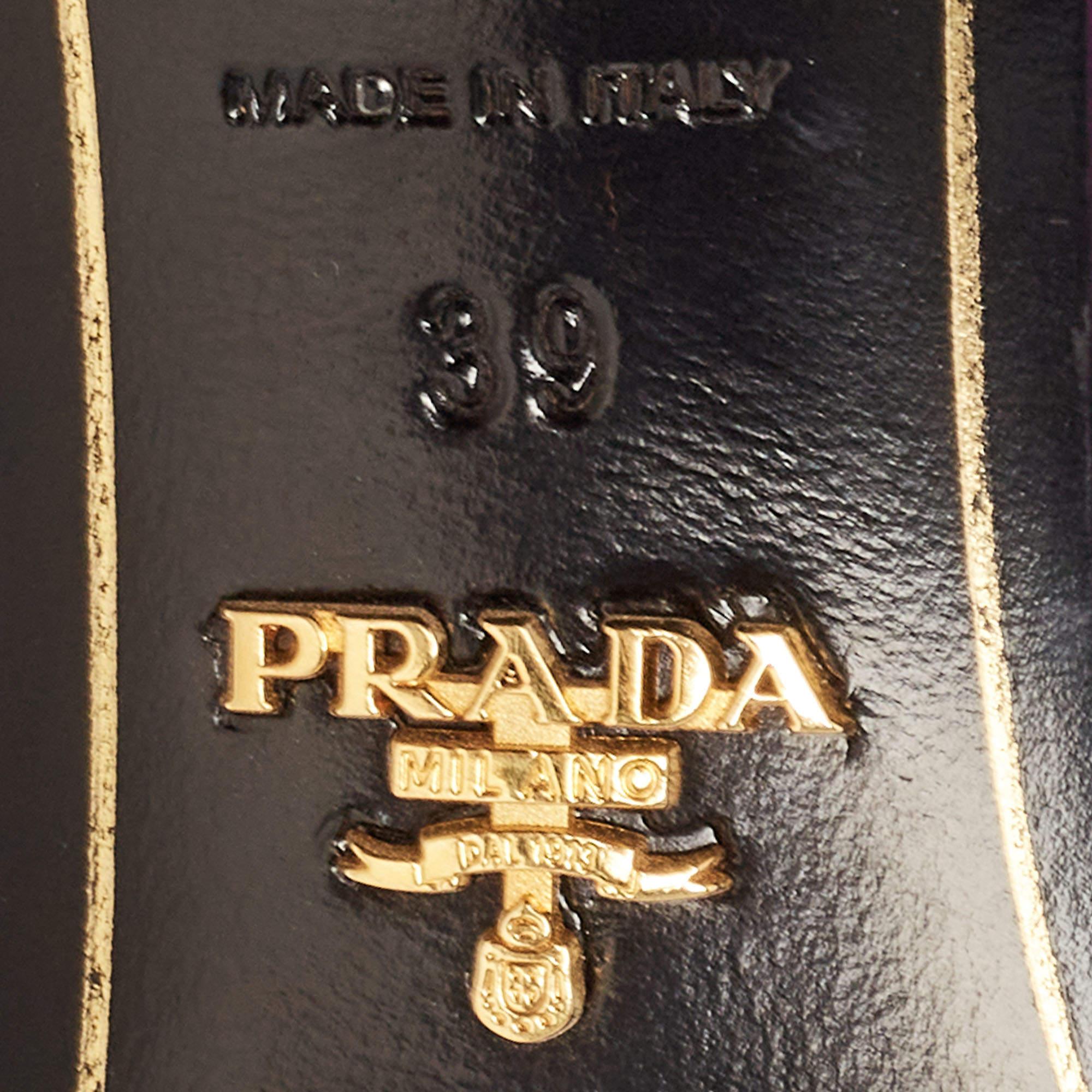 Prada Sandali in pelle scamosciata viola impreziositi da cristalli taglia 39 in vendita 3