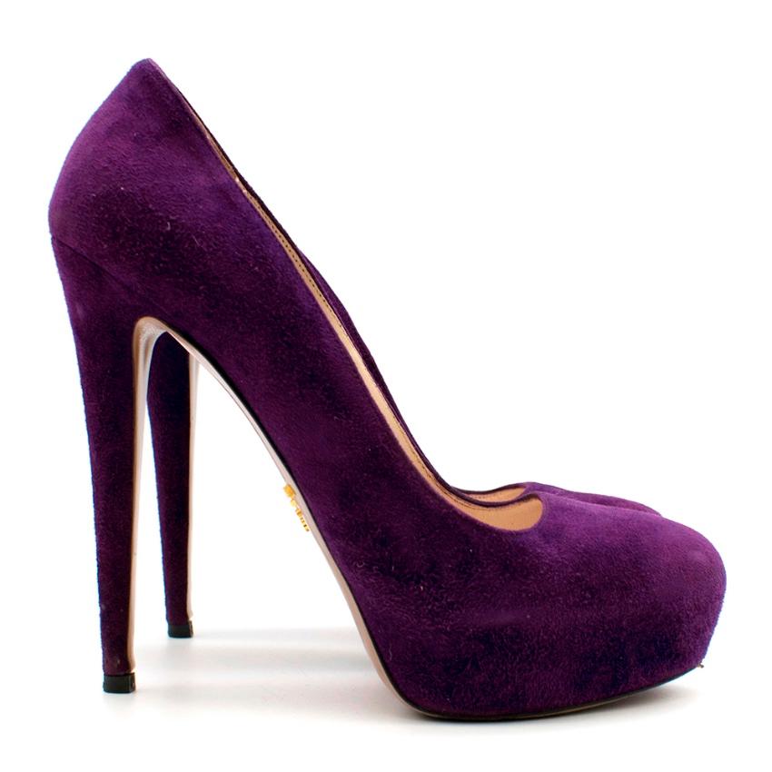 Prada Purple Suede Round-toe platform pumps 

- Round-toe 
- Slide on 
- Platform 
- Stiletto Heel 

Suede Leather exterior 
Soft Leather Interior 

Made in Italy 

Platform height: 3cm
Heel Height: 14cm