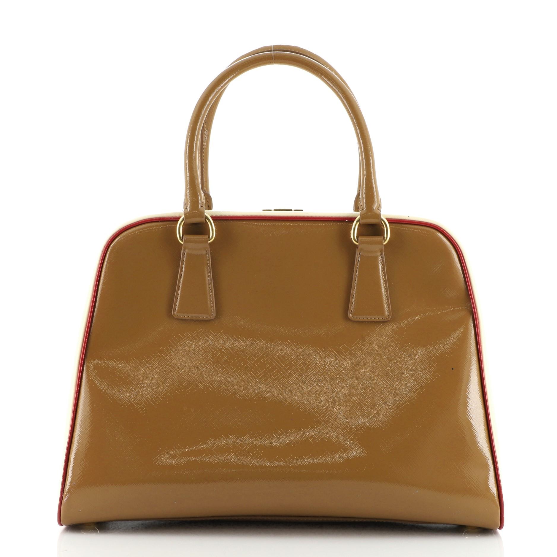 Prada Pyramide Top Handle Tasche Vernice Saffiano Leder Medium (Braun)