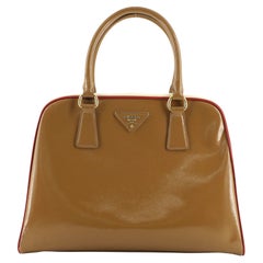 Prada Pyramide Top Handle Tasche Vernice Saffiano Leder Medium