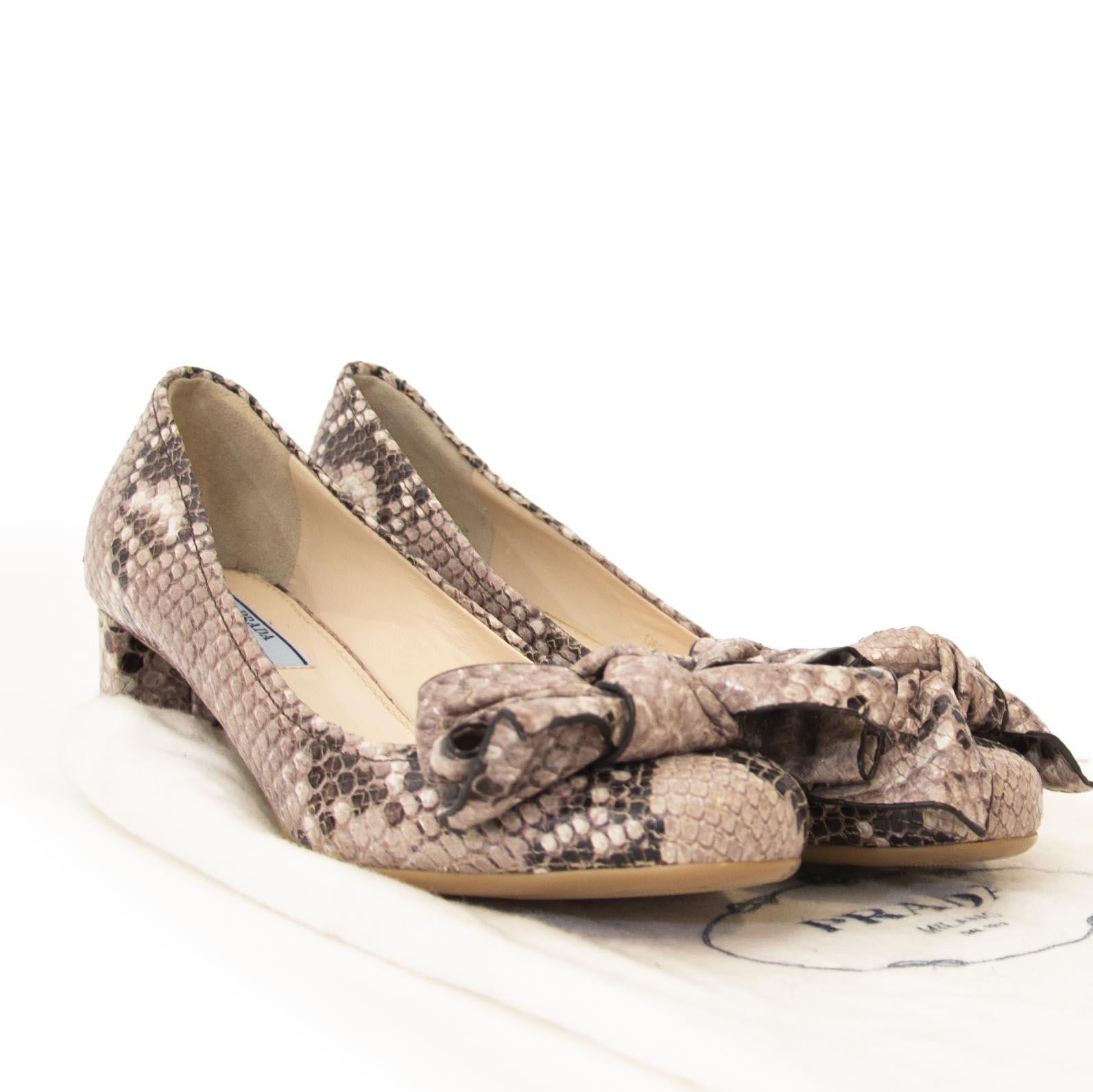 Brand new!

Prada Python Bow Heels - Size 36



Animal prints will be forever chic!
These Prada heels features python leather and a bow with 'Prada' on it. 
If you are looking for comfortable heels then are these one the perfect pair! 

Comes