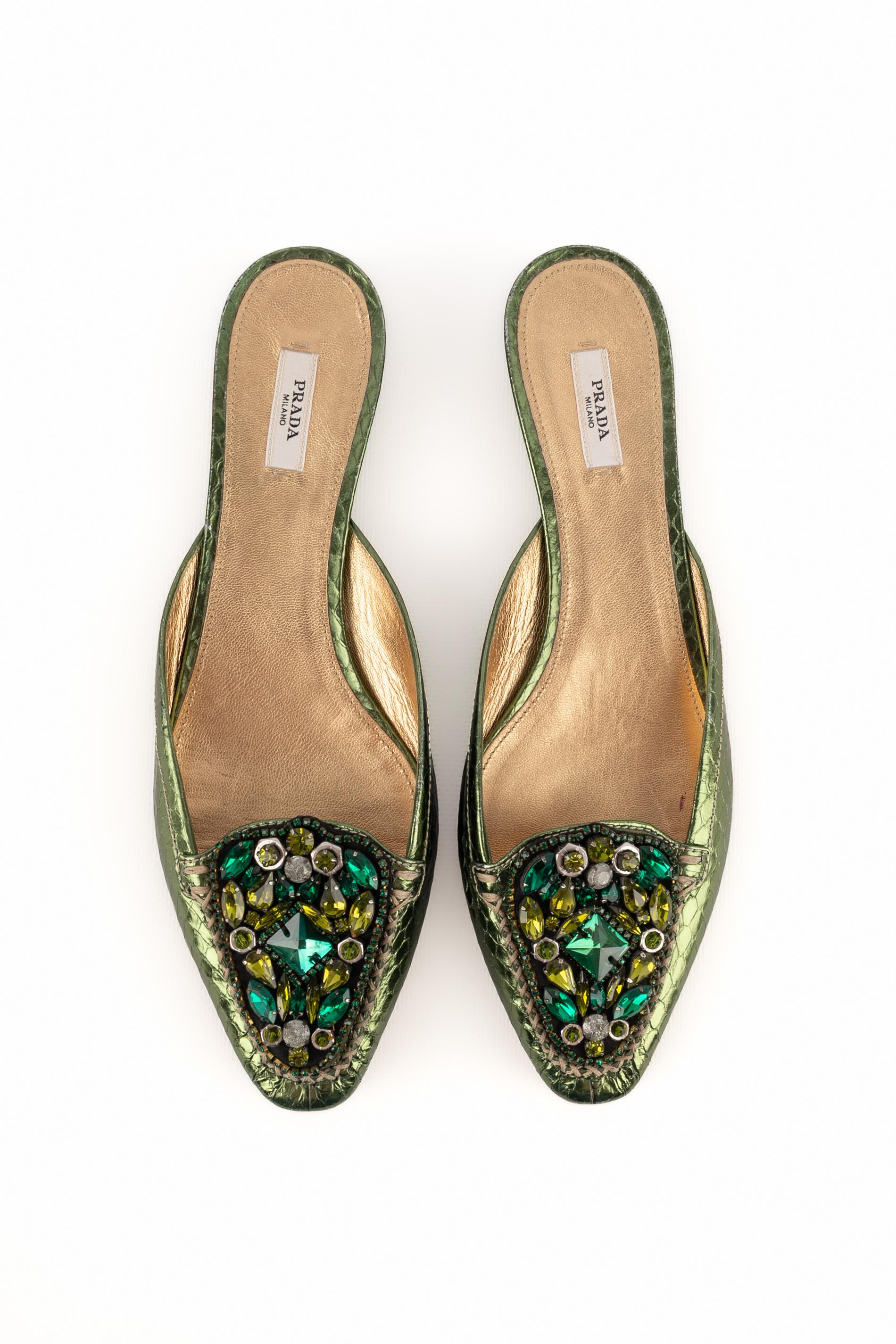 PRADA - (Made in Italy) Green Python mules sewn with rhinestones.

Condition:
Very good condition

Dimensions:
Size 40

SKU:CH92


